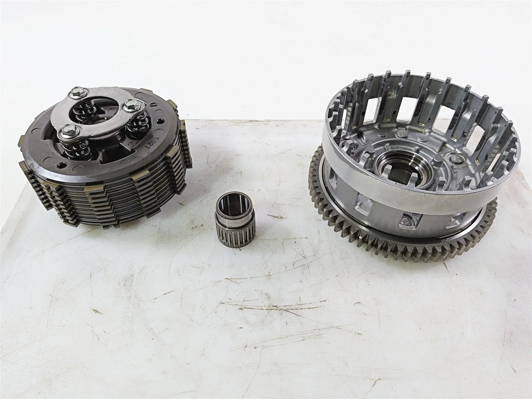 2016 Yamaha YZF R1 RN32 Clutch Basket & Friction Disc Set 2CR-16150-00-00 - Image 2
