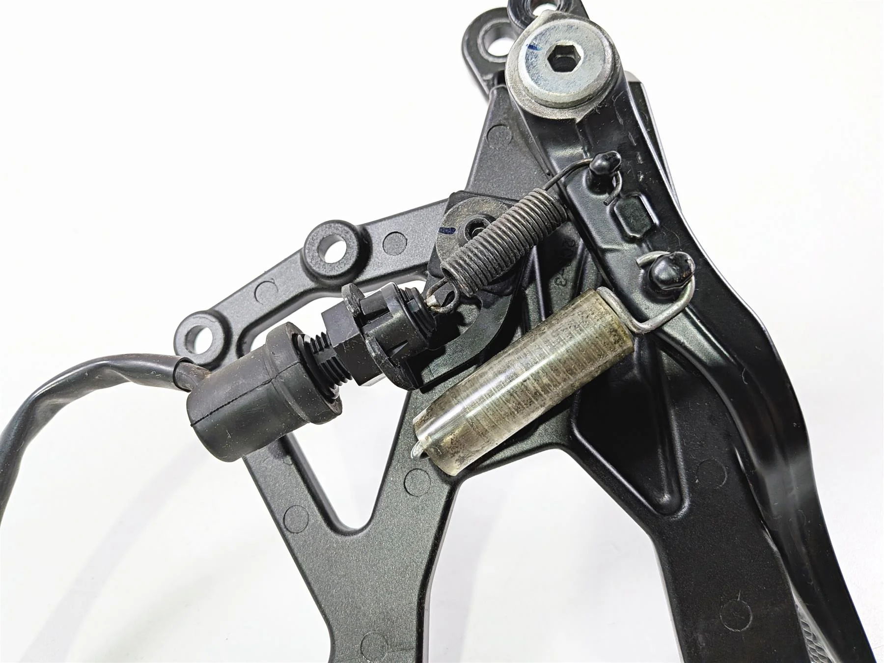 2016 Yamaha YZF R1 RN32 Front Right Foot Peg & Brake Pedal 2CR-27443-00-00 - Image 10