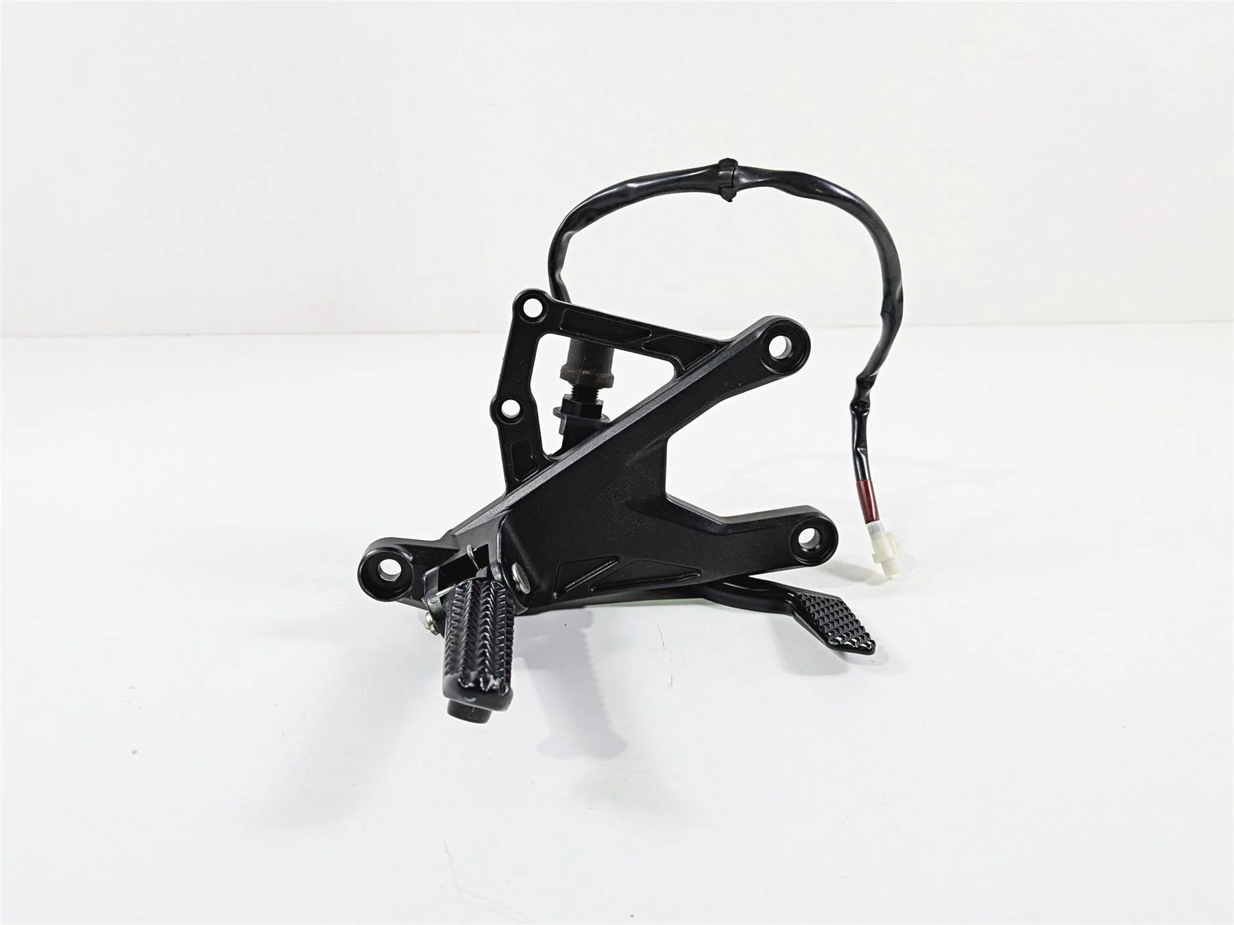 2016 Yamaha YZF R1 RN32 Front Right Foot Peg & Brake Pedal 2CR-27443-00-00 - Image 2