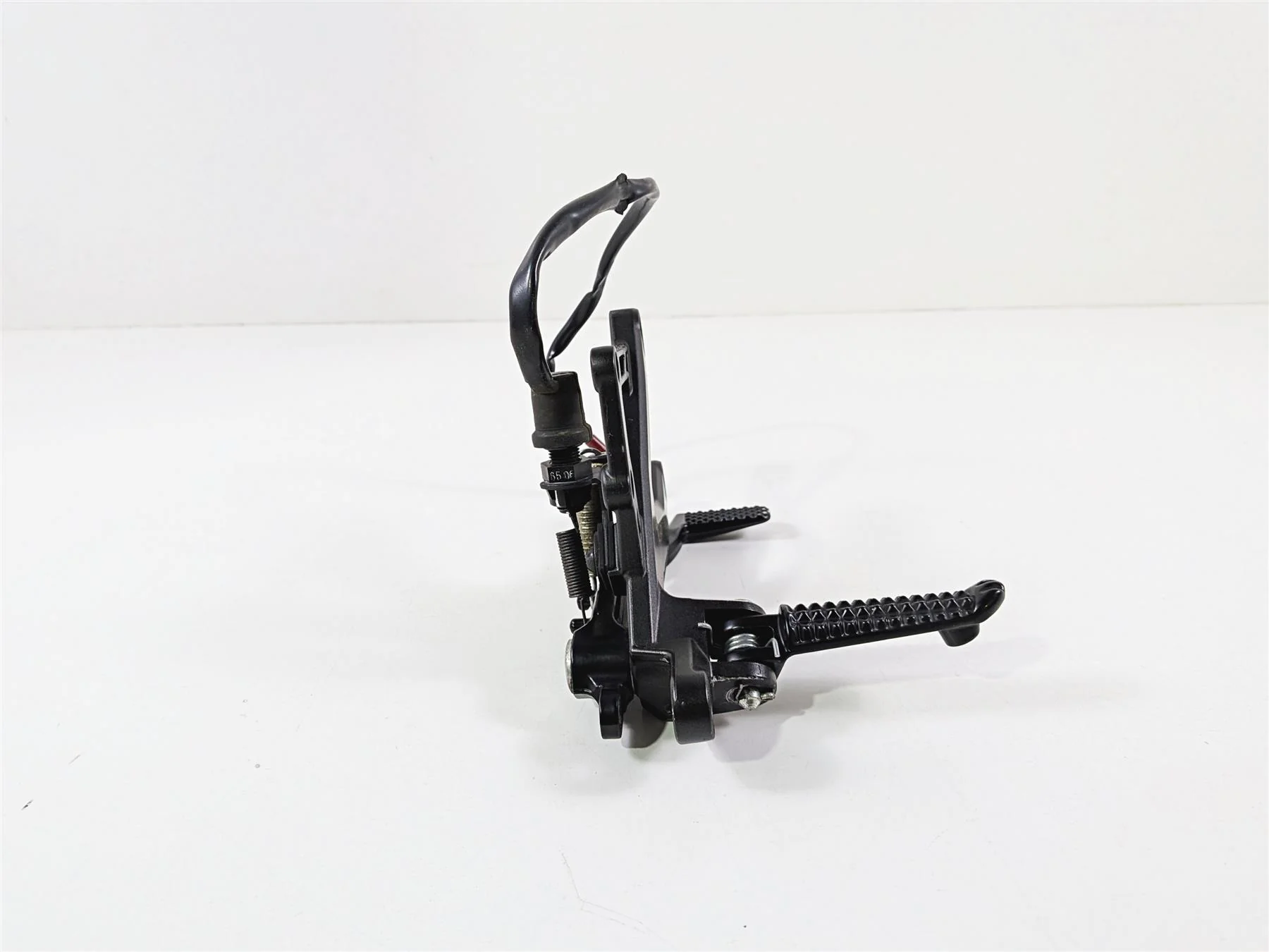 2016 Yamaha YZF R1 RN32 Front Right Foot Peg & Brake Pedal 2CR-27443-00-00 - Image 3