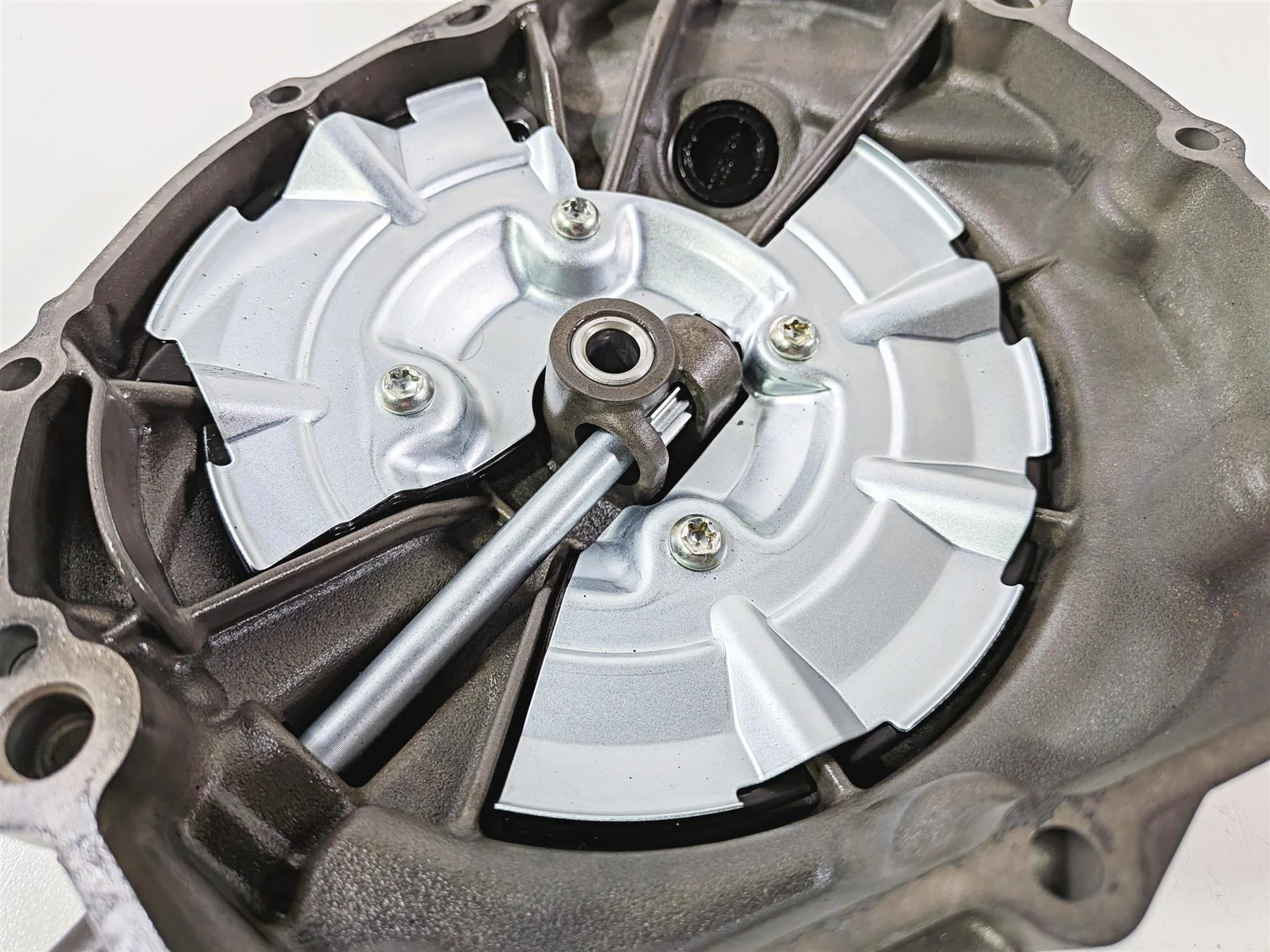 2016 Yamaha YZF R1 RN32 Silver Clutch Cover  B60-15421-00-00 - Image 9