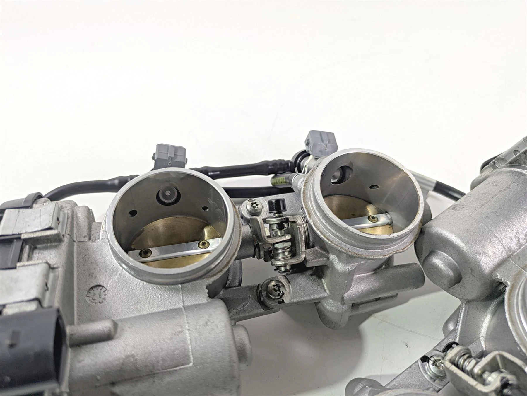 2017 Aprilia RSV 1100 Tuono V4 Factory Front Rear Throttle Bodies 857303 857304 - Image 11