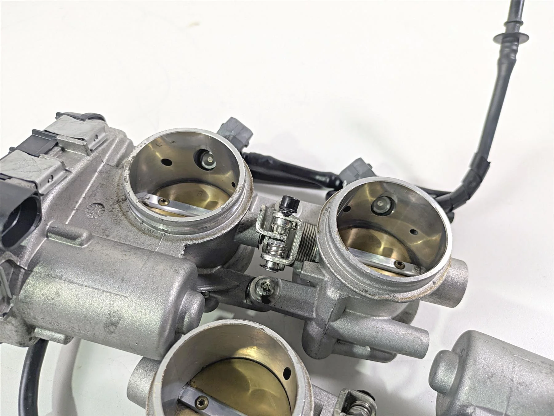 2017 Aprilia RSV 1100 Tuono V4 Factory Front Rear Throttle Bodies 857303 857304 - Image 12