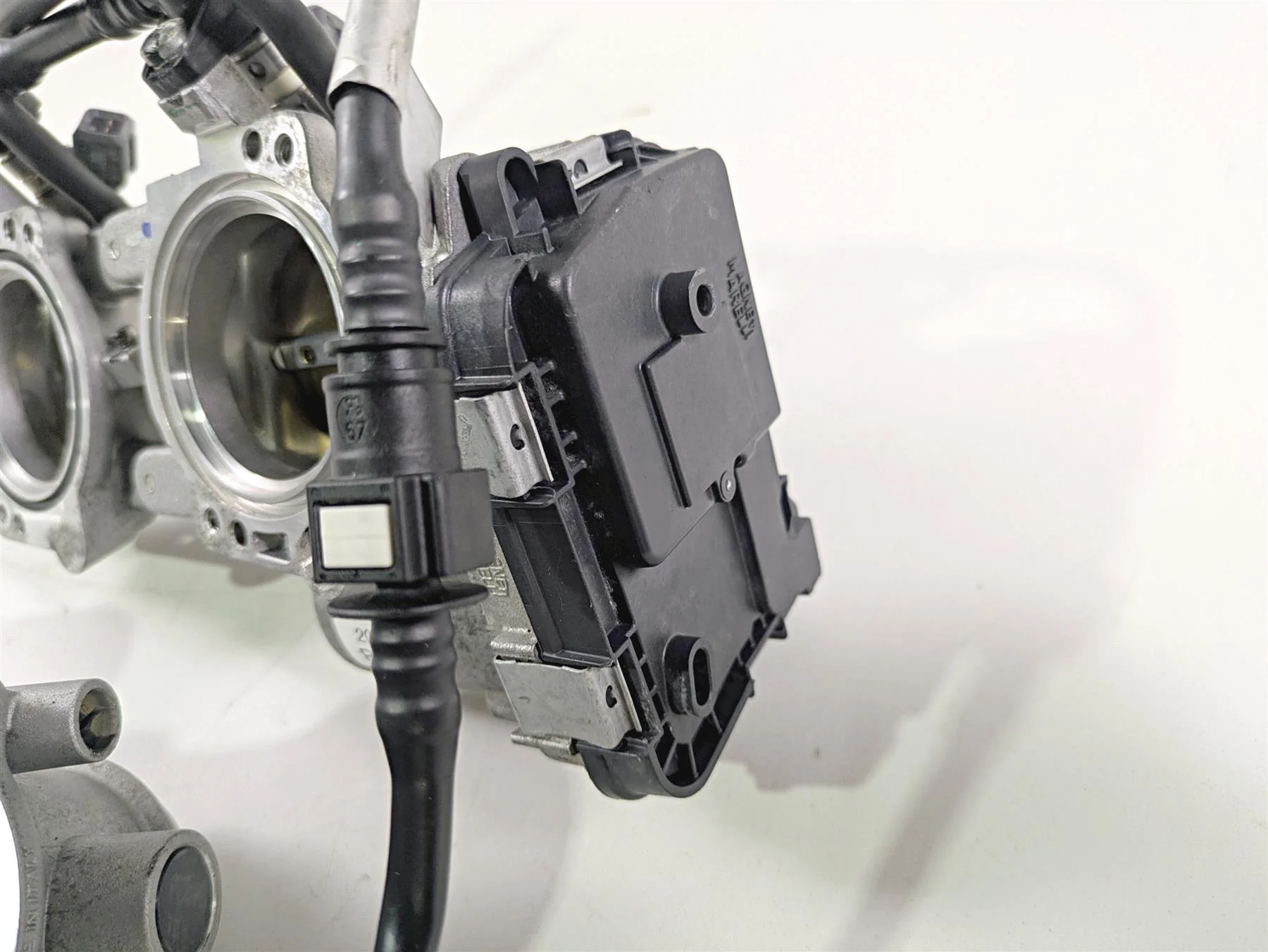 2017 Aprilia RSV 1100 Tuono V4 Factory Front Rear Throttle Bodies 857303 857304 - Image 8