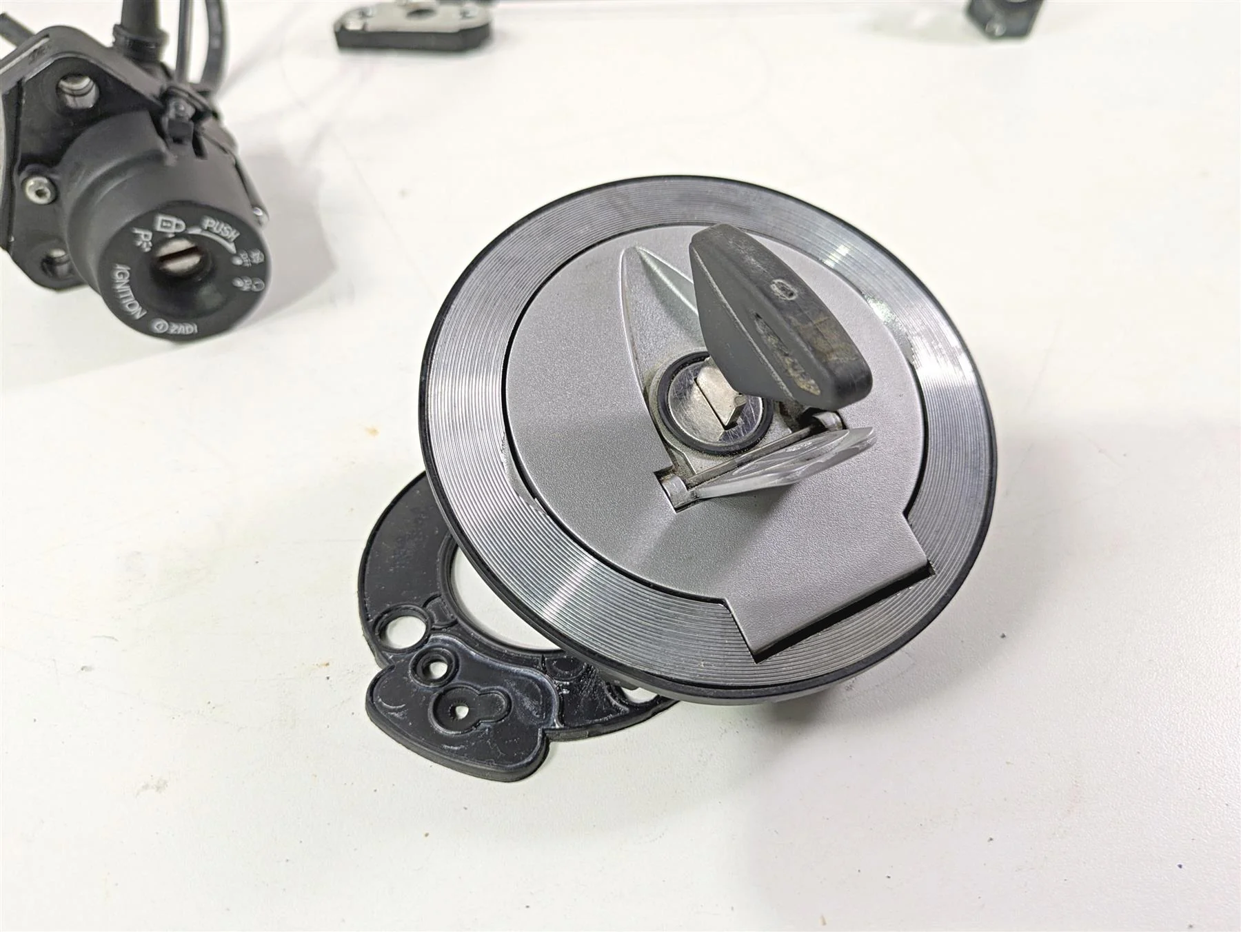2017 Aprilia RSV 1100 Tuono V4 Factory Gauges Ignition Switch Cdi Key 2B003549 - Image 9