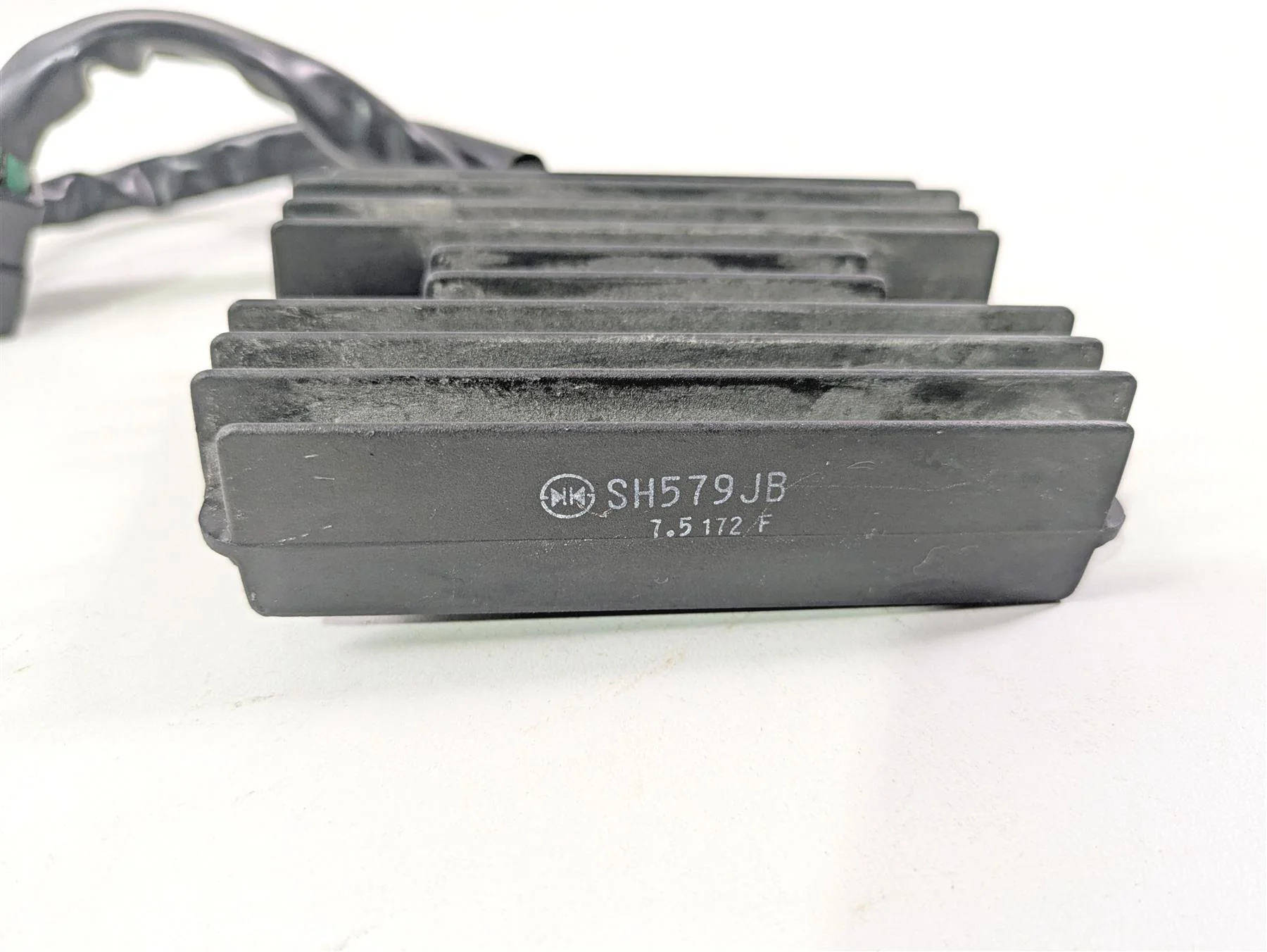 2017 Aprilia RSV 1100 Tuono V4 Factory Rectifier Voltage Regulator B043488 - Image 6