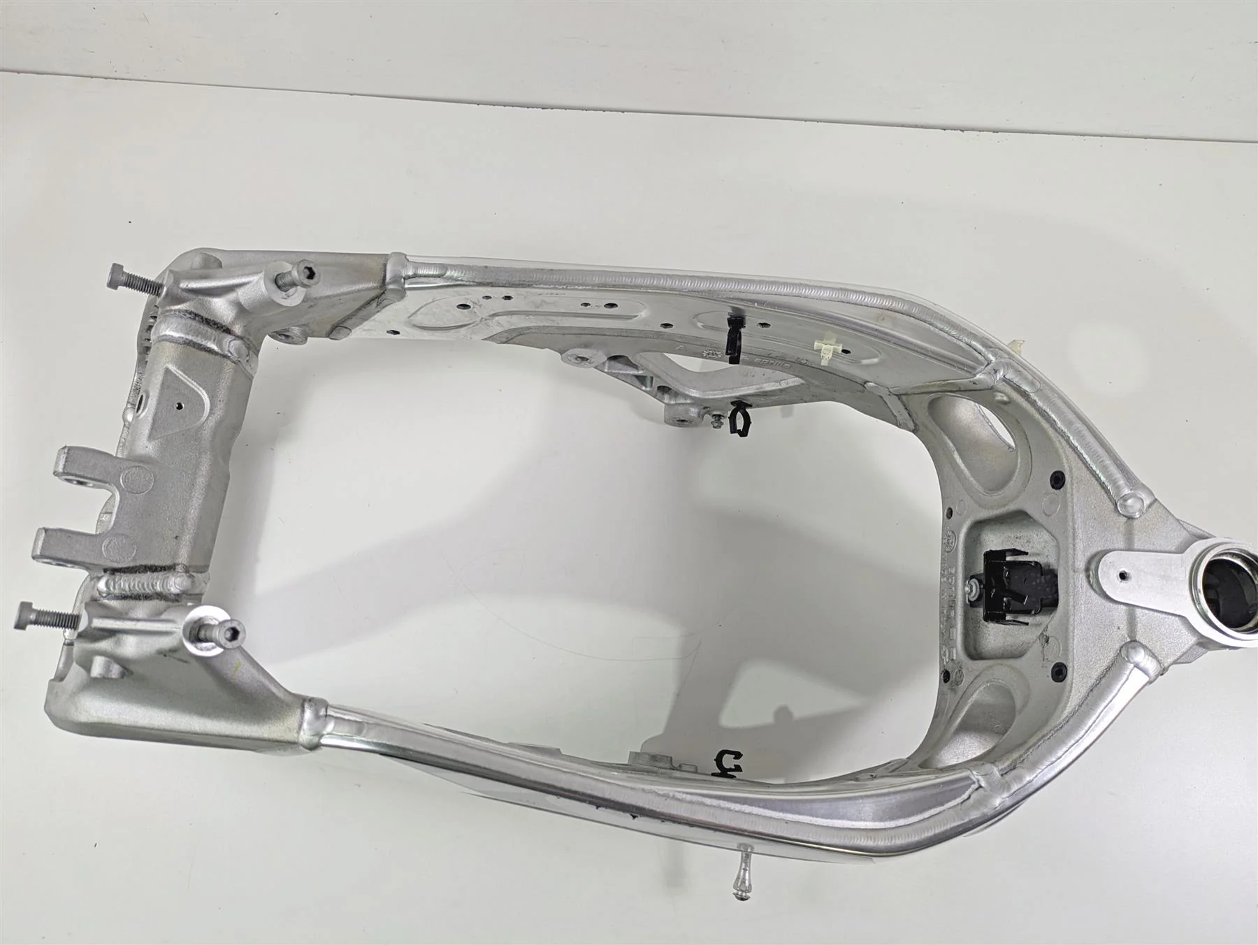 2017 Aprilia RSV 1100 Tuono V4 Factory Straight Main Frame Chassis With Salvage Tennessee Title 896962 - Image 3