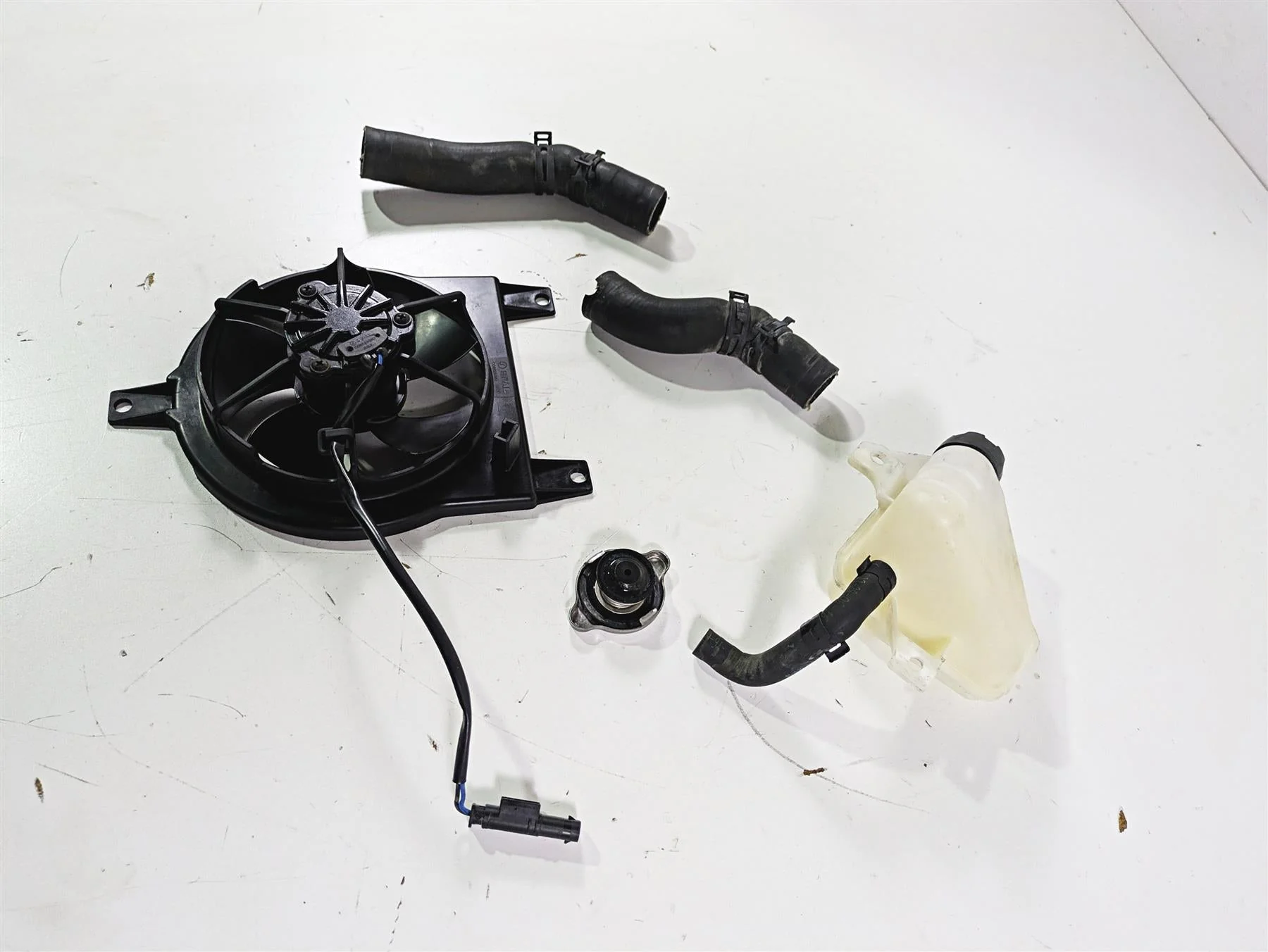 2017 BMW F800GS Adv K75 Radiator Fan Reservoir Hoses Set 17118530393 - Image 3