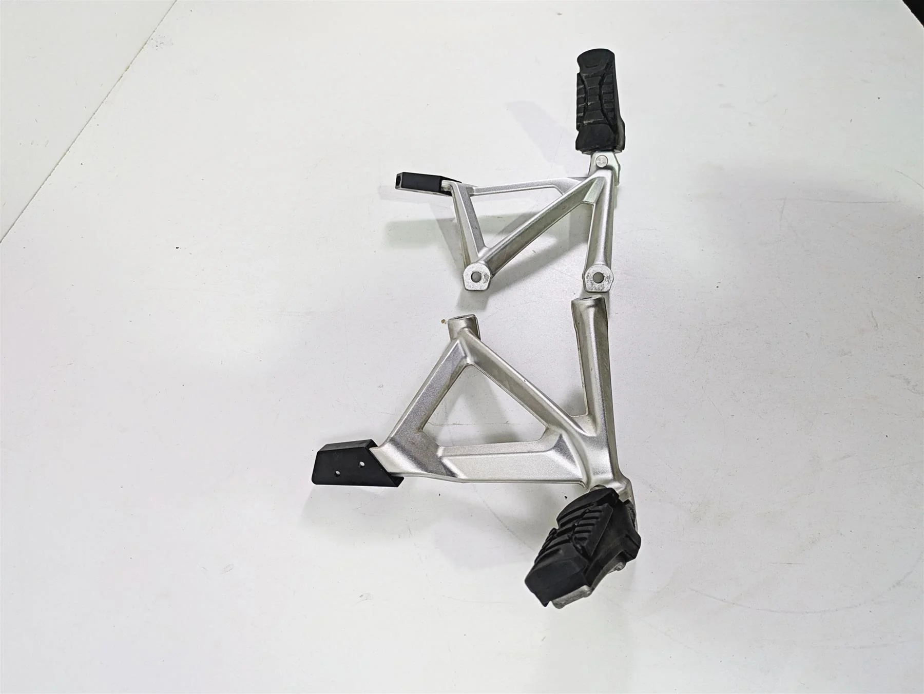 2017 BMW R1200 GS K50 Rear Passenger Footpeg Set 46718528793 46718528794 - Image 2