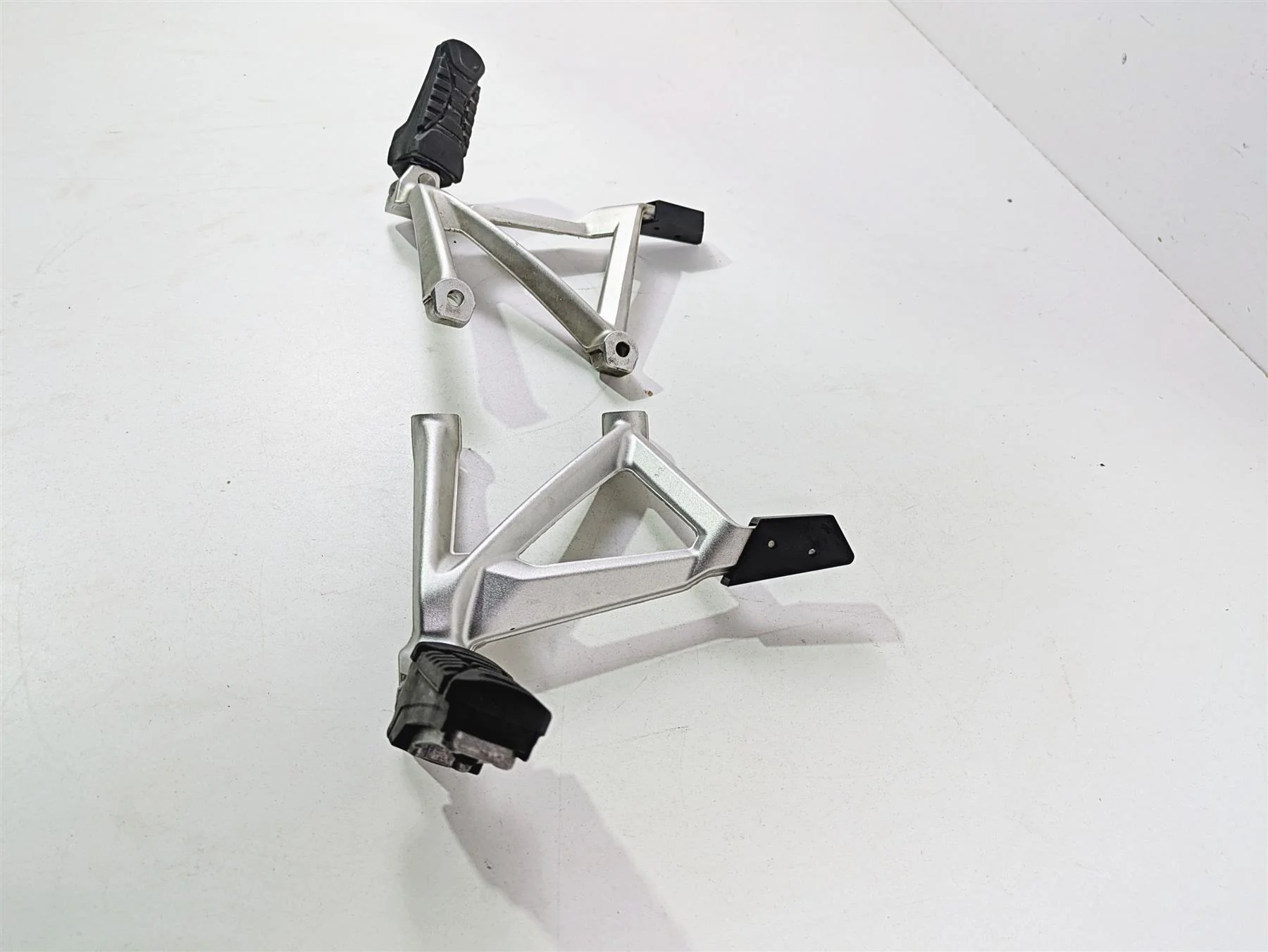 2017 BMW R1200 GS K50 Rear Passenger Footpeg Set 46718528793 46718528794 - Image 3