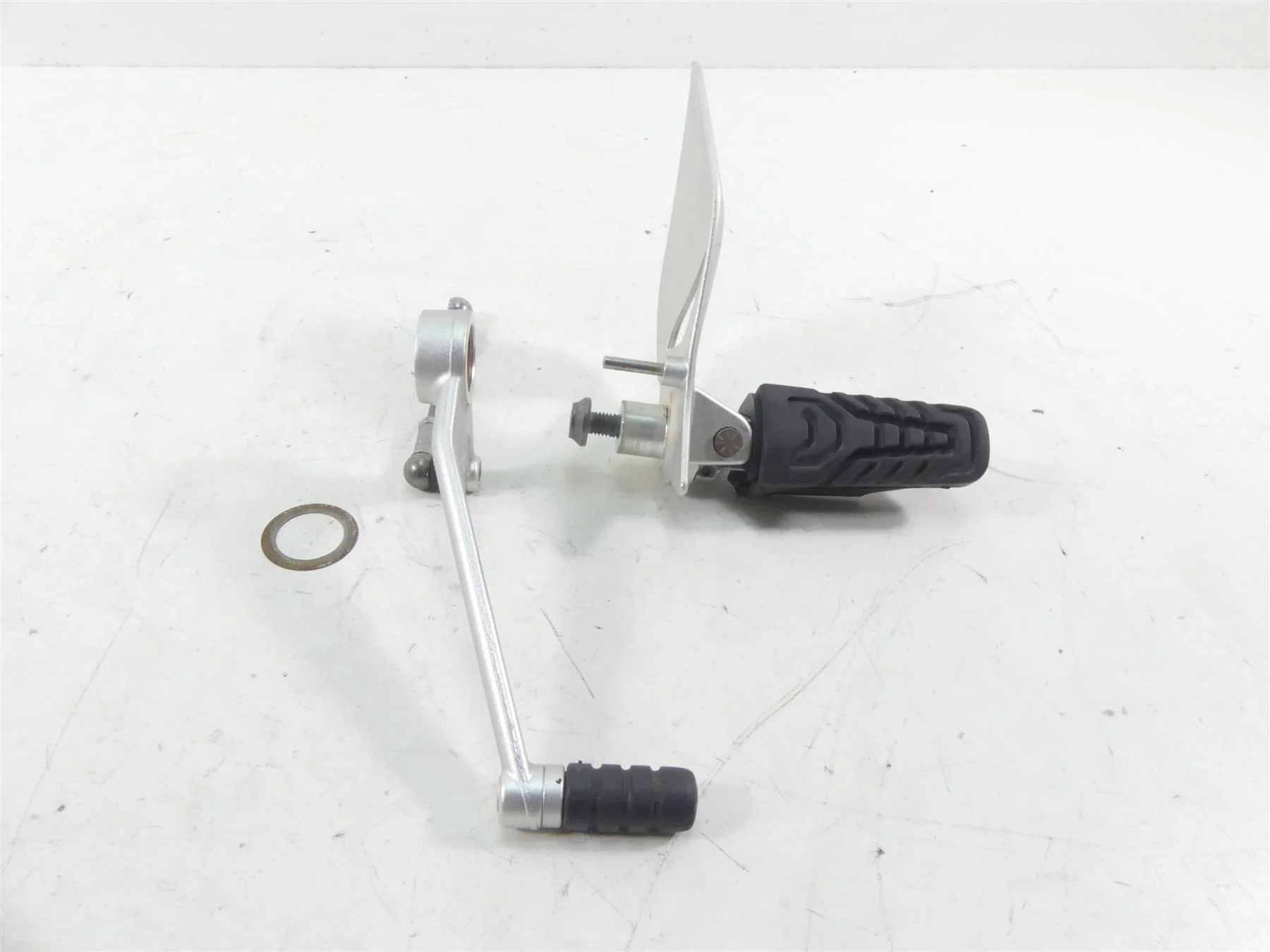 2017 BMW R1200RT K52 Front Left Footpeg & Shifter 46718535641 46718560383 - Image 3