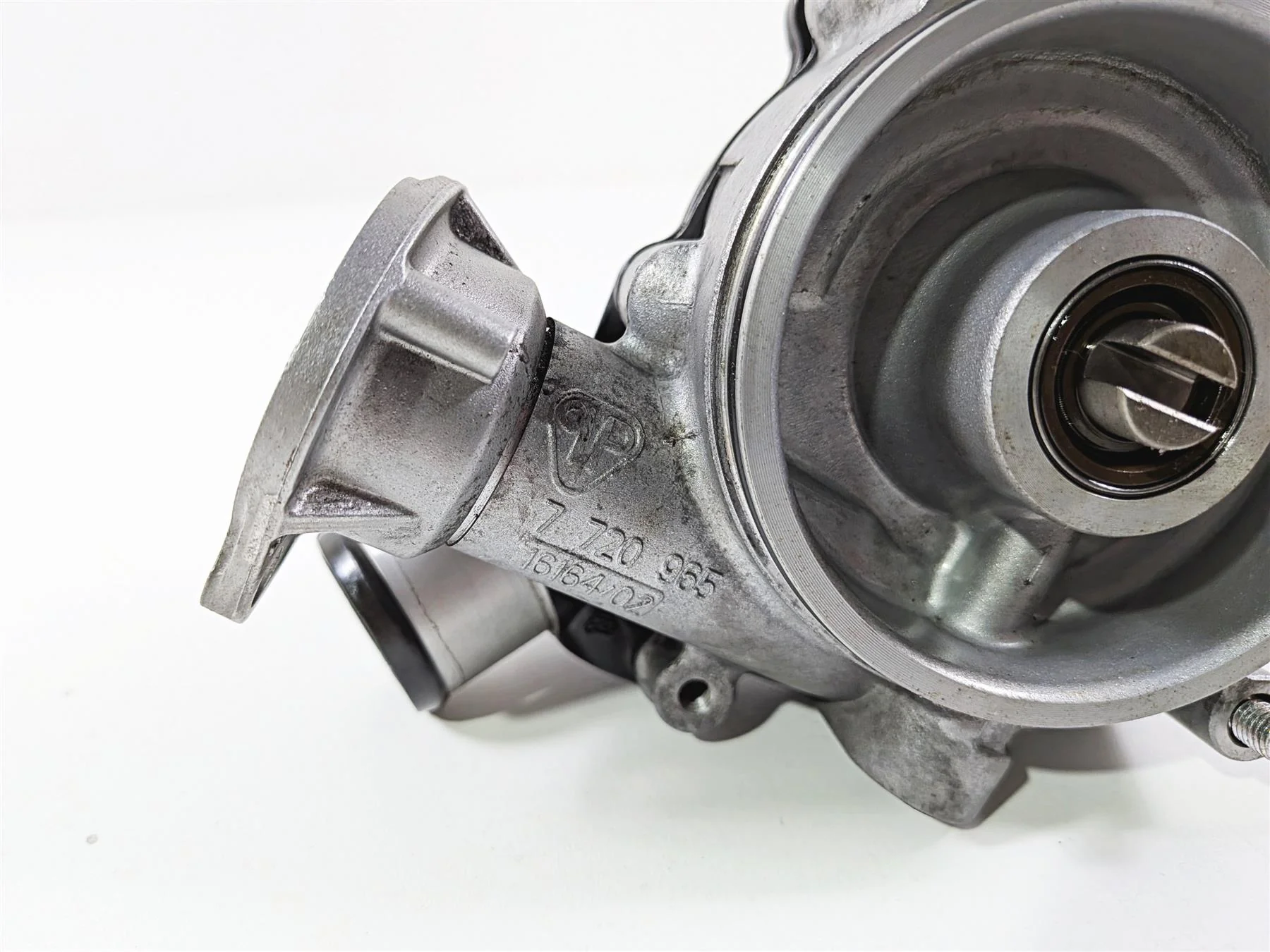 2017 BMW S1000RR K46 Water Pump & Housing Set 11518545699 - Image 8