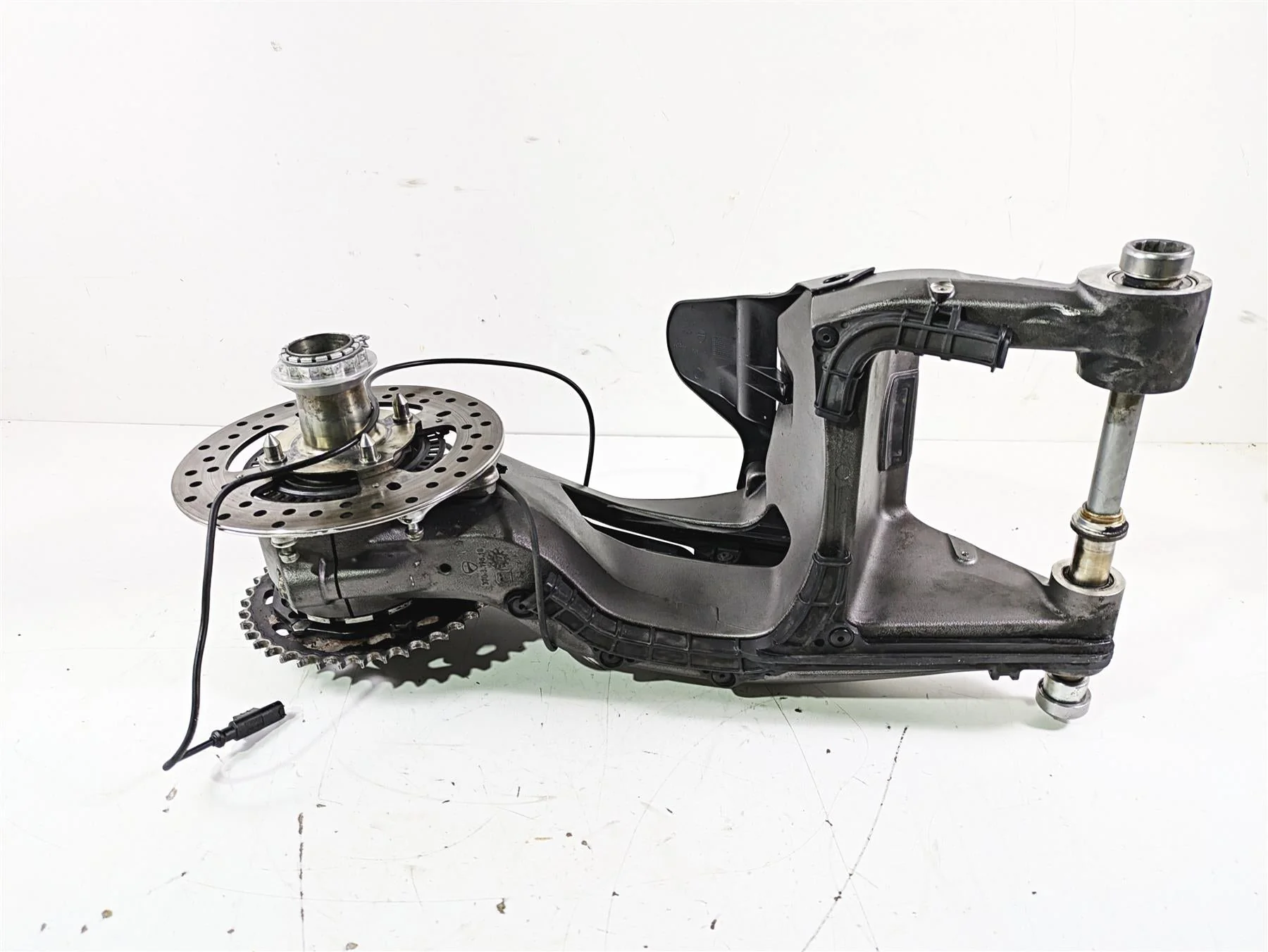2017 Ducati Monster 1200 S Swingarm Swing Arm Axle Set 37021961CA 819Z0021A - Image 11