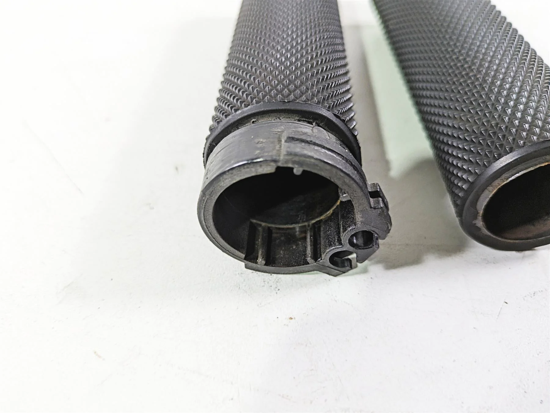 2017 Harley Dyna FXDB Street Bob Arlen Ness Knurled Hand Grip Set 07-325 - Image 6