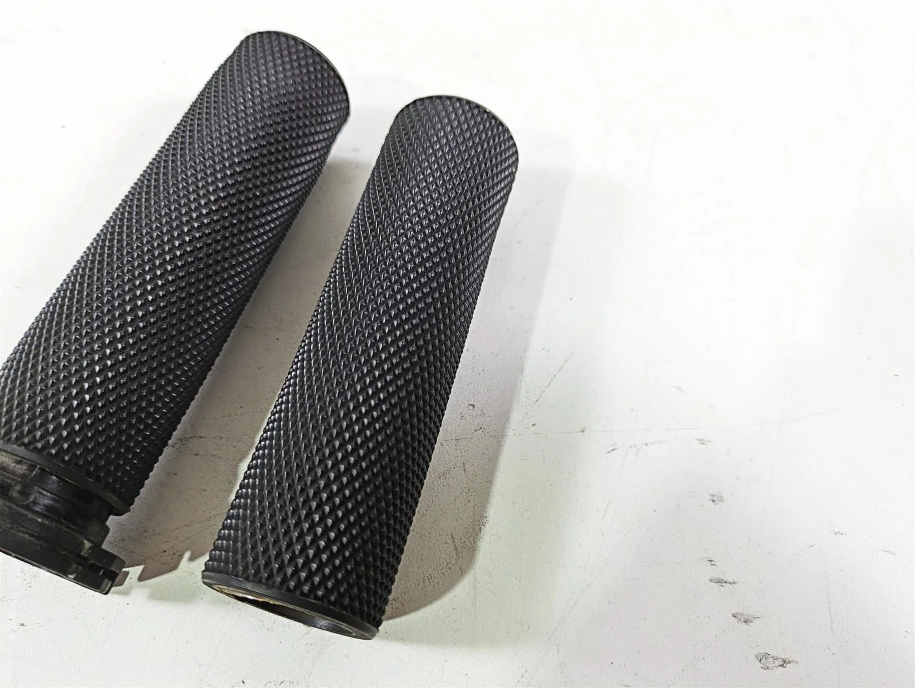 2017 Harley Dyna FXDB Street Bob Arlen Ness Knurled Hand Grip Set 07-325 - Image 8