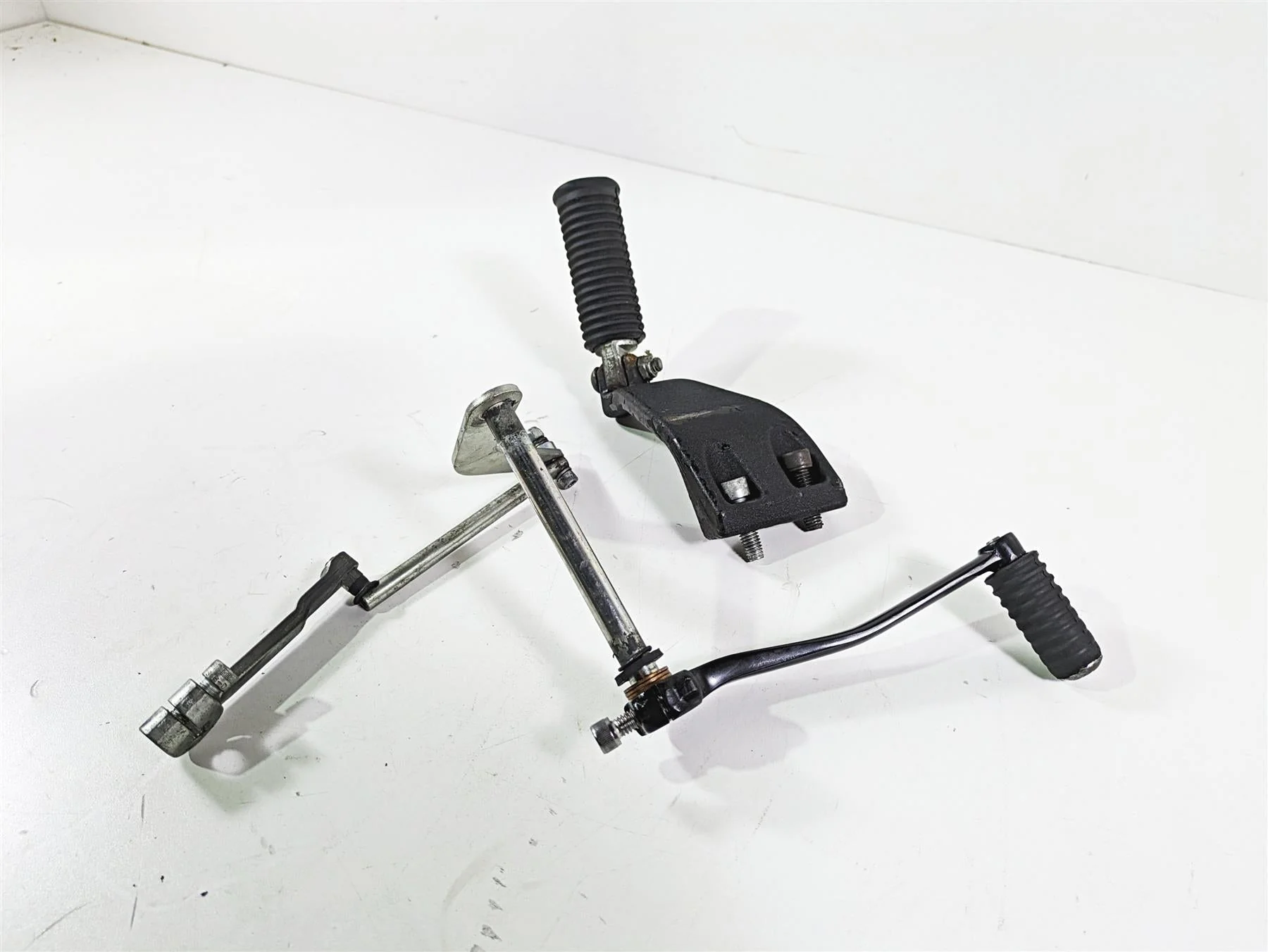 2017 Harley Dyna FXDB Street Bob Front Left Mid Footpeg & Shifter 50667-07 - Image 12