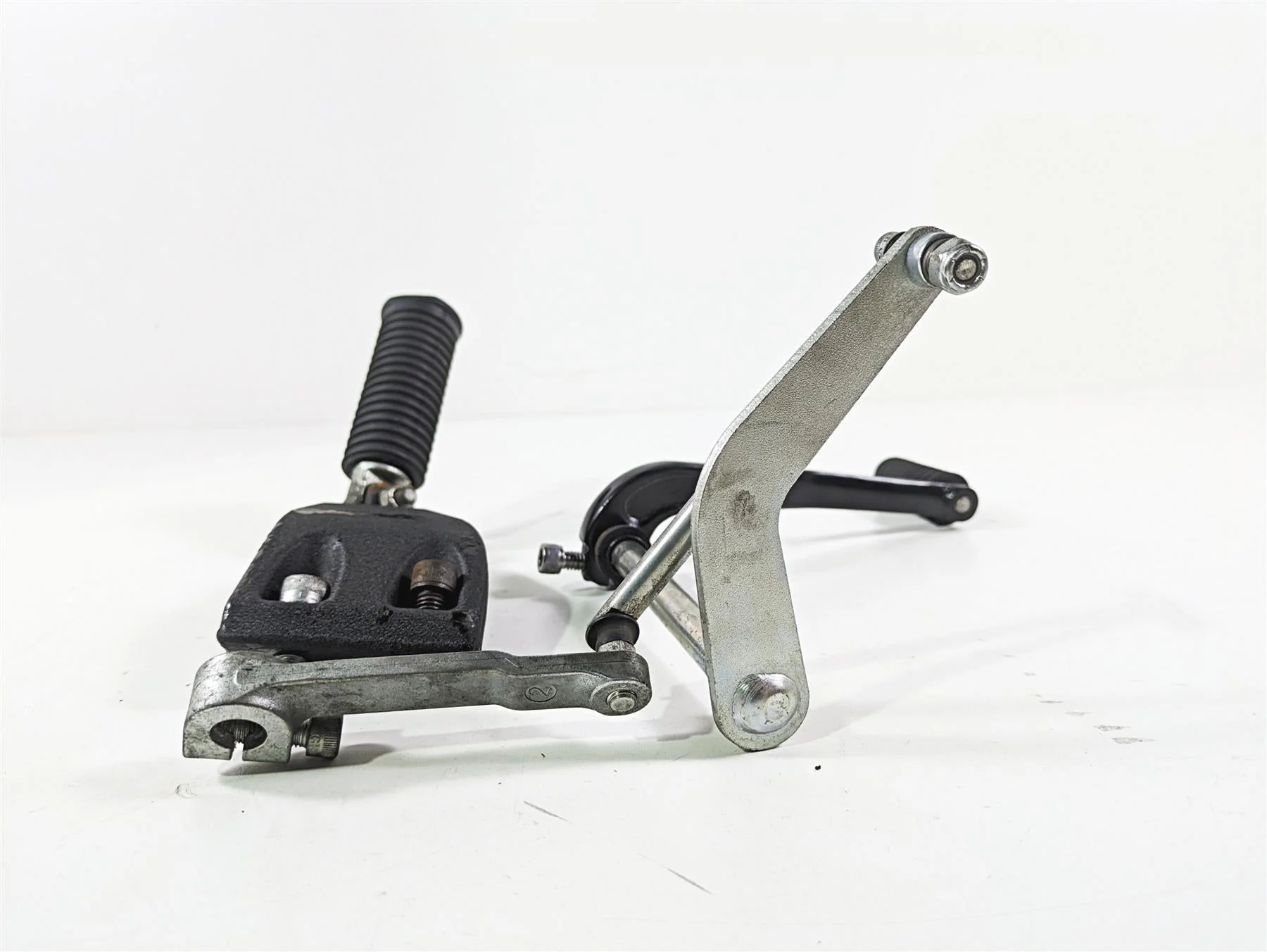 2017 Harley Dyna FXDB Street Bob Front Left Mid Footpeg & Shifter 50667-07 - Image 3
