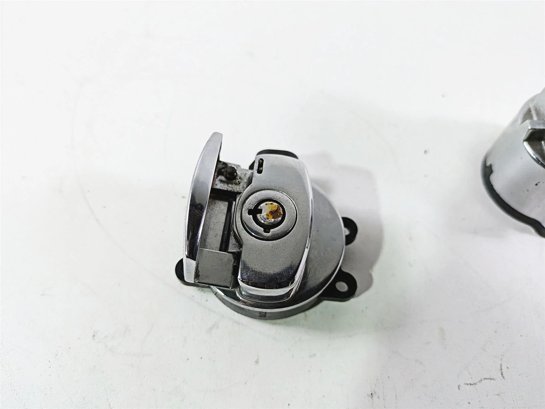 2017 Harley Dyna FXDB Street Bob Ignition Switch Steering Lock - VIN 71475-06B - Image 6