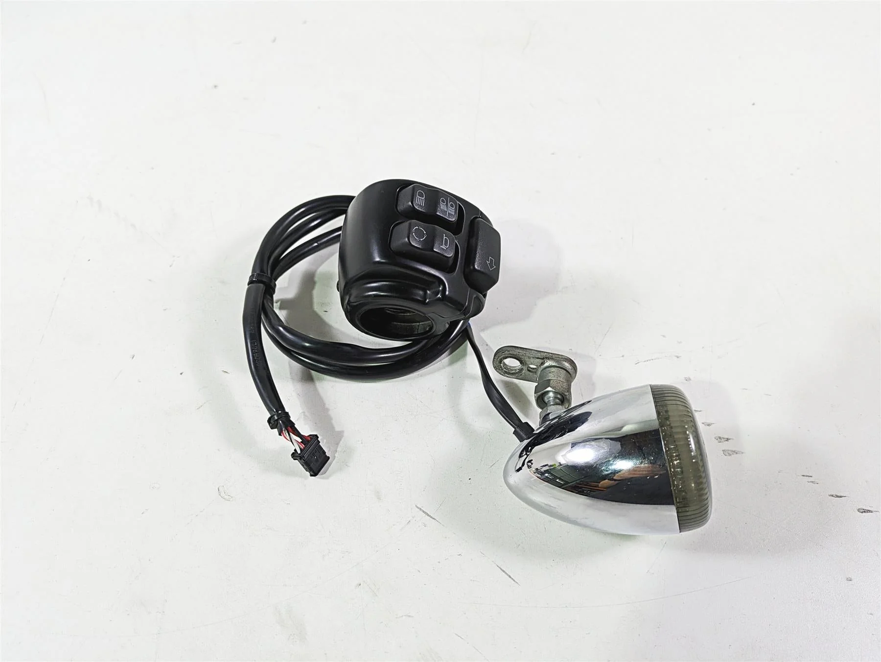 2017 Harley Dyna FXDB Street Bob Left Control Switch & Blinker -READ 71500372A - Image 4
