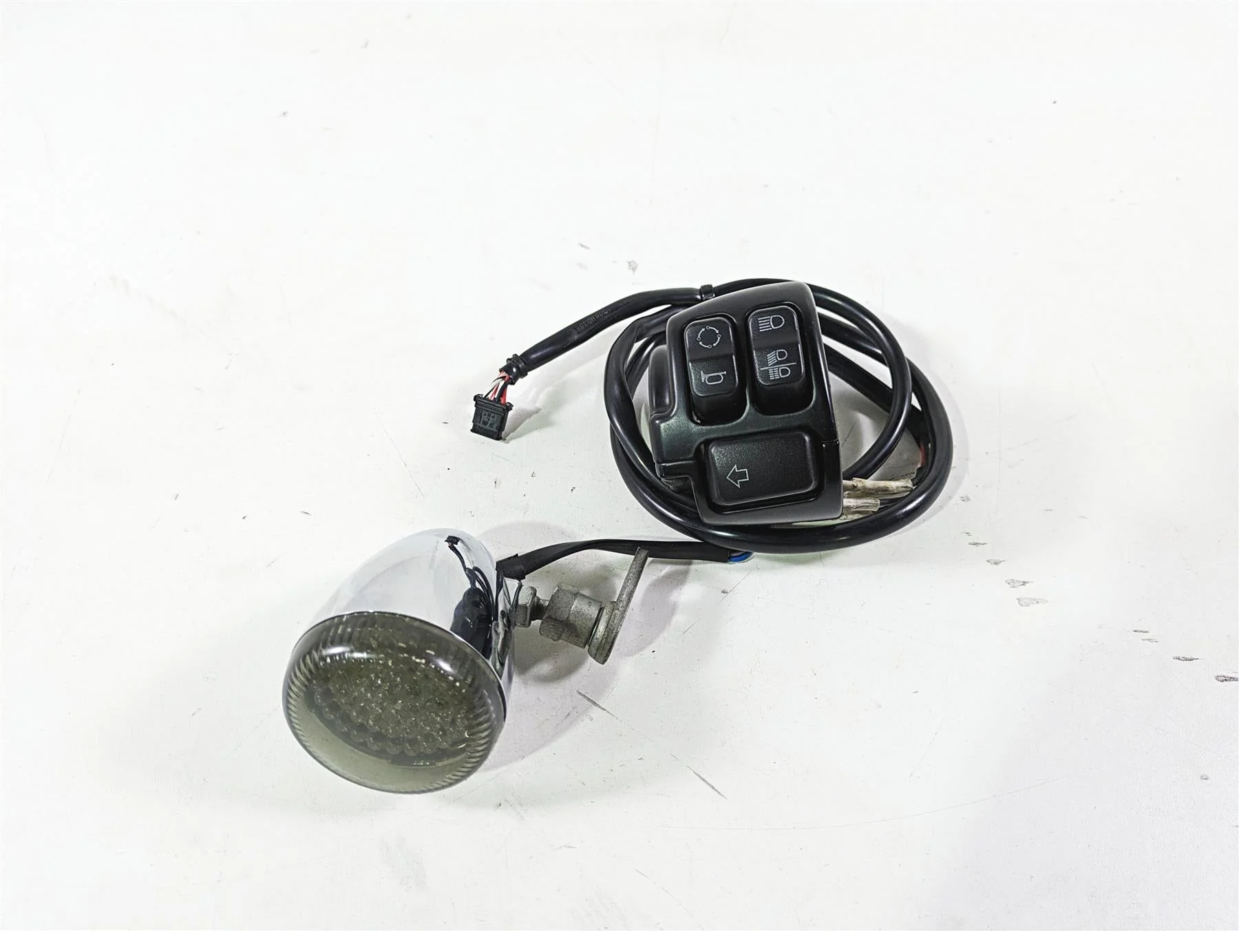 2017 Harley Dyna FXDB Street Bob Left Control Switch & Blinker -READ 71500372A - Image 5