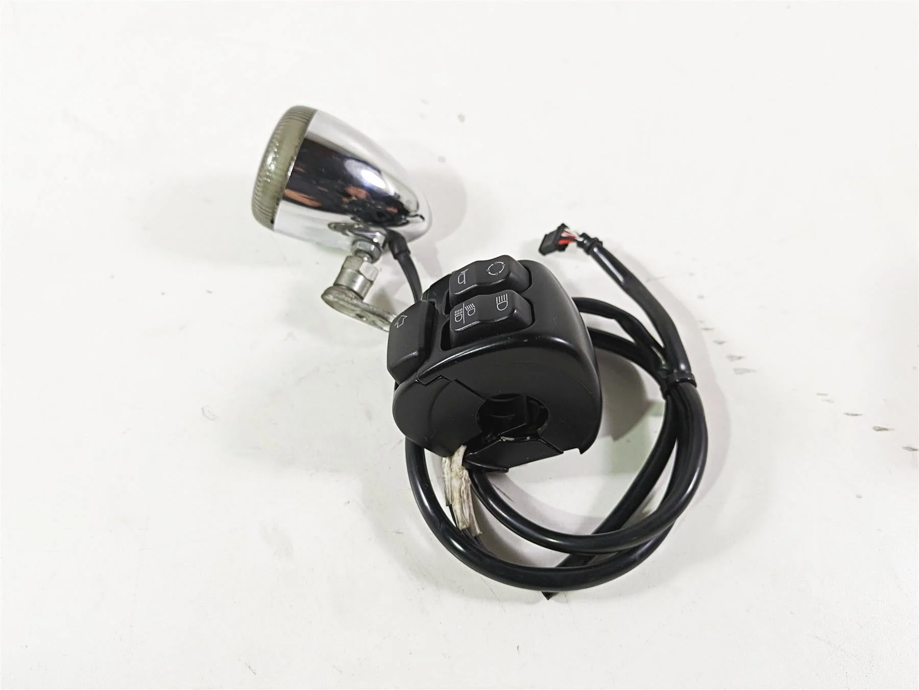 2017 Harley Dyna FXDB Street Bob Left Control Switch & Blinker -READ 71500372A - Image 6