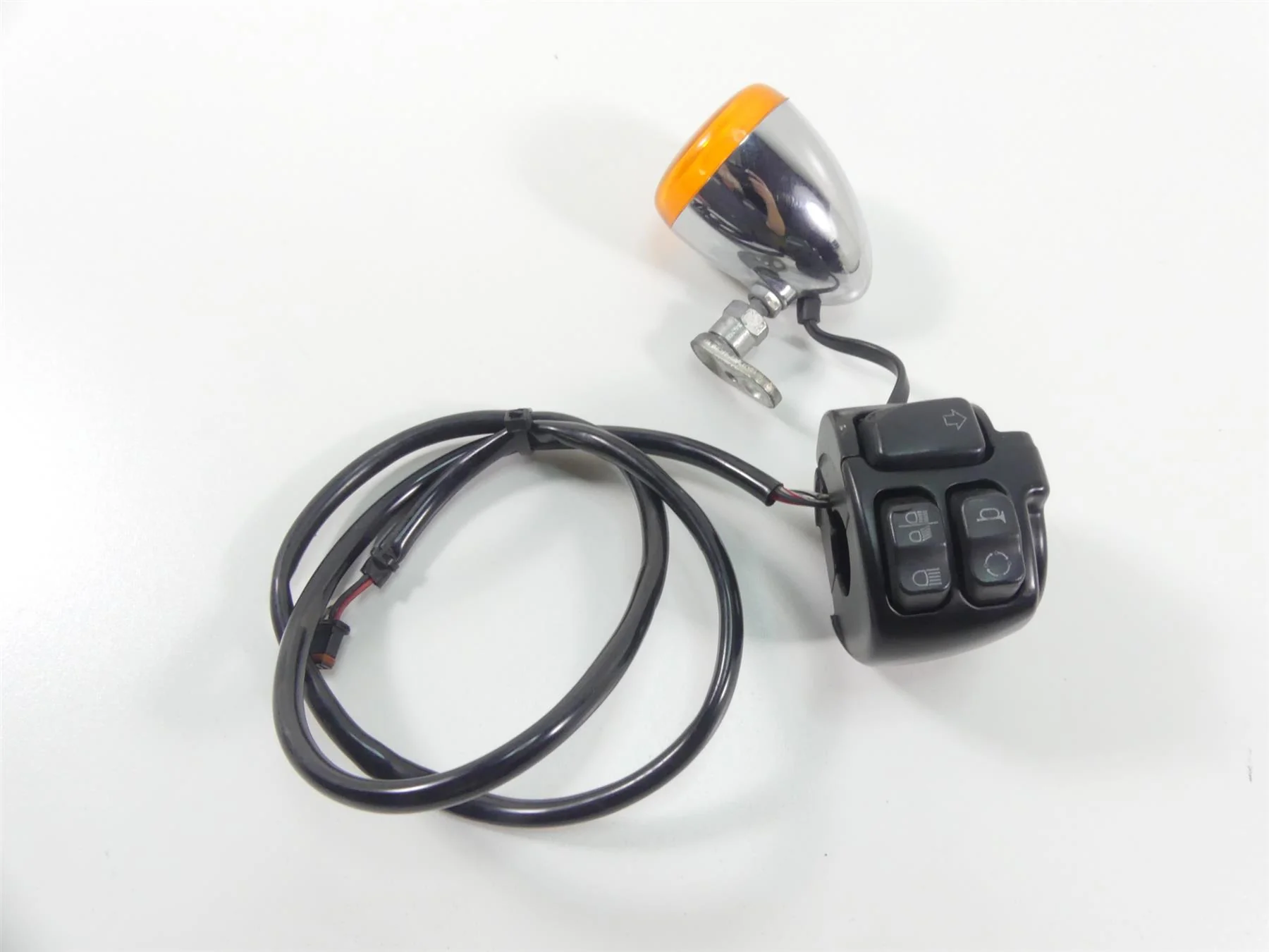 2017 Harley Dyna FXDB Street Bob Left Hand Control Switch & Blinker 71500372A - Image 2