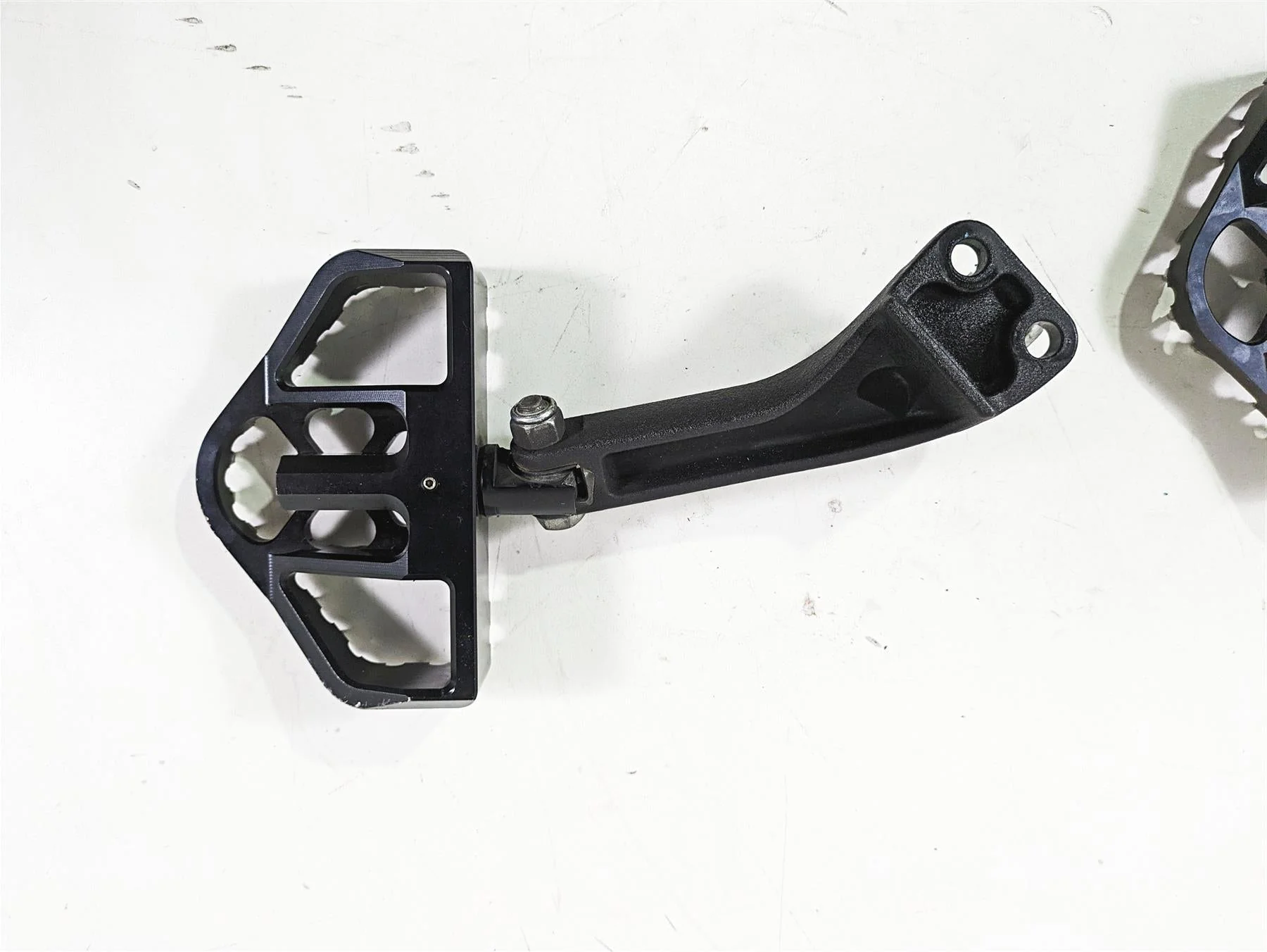 2017 Harley Dyna FXDB Street Bob Passenger Footpeg Custom Set -READ 49230-06 - Image 10