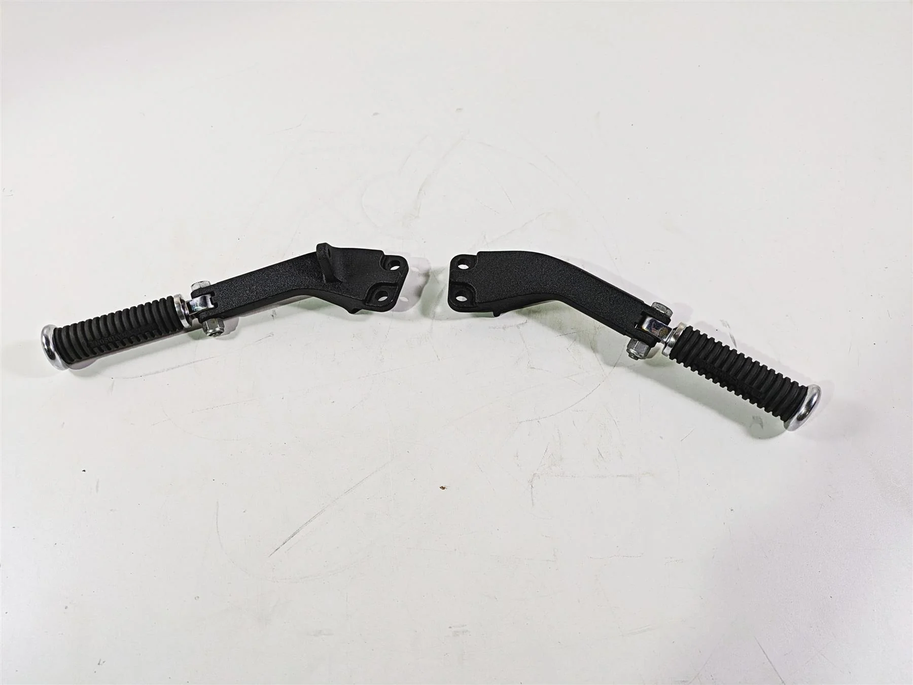 2017 Harley Dyna FXDB Street Bob Rear Passenger Footpeg & Mount Set 33032-99