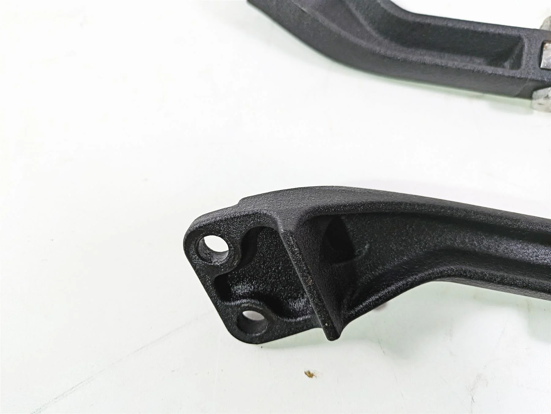 2017 Harley Dyna FXDB Street Bob Rear Passenger Footpeg & Mount Set 33032-99 - Image 12