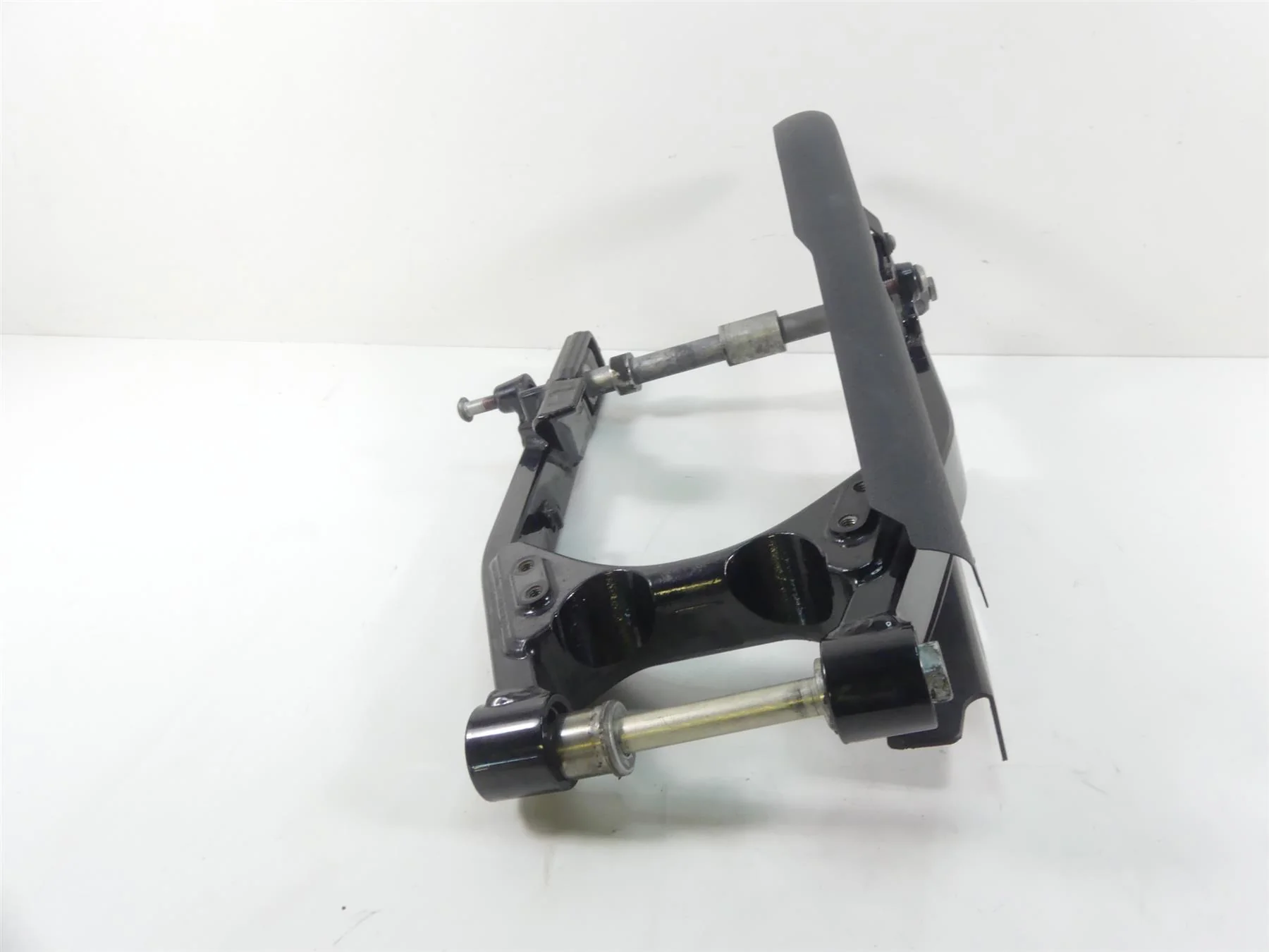 2017 Harley Dyna FXDB Street Bob Rear Swingarm Swing Arm & 25mm Axle 47820-10 - Image 4