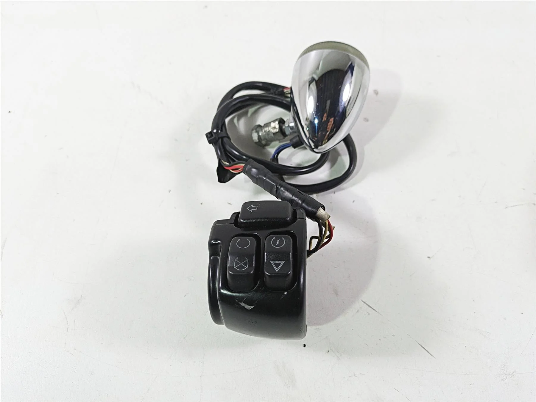 2017 Harley Dyna FXDB Street Bob Right Control Switch & Blinker -READ 71500360 - Image 3