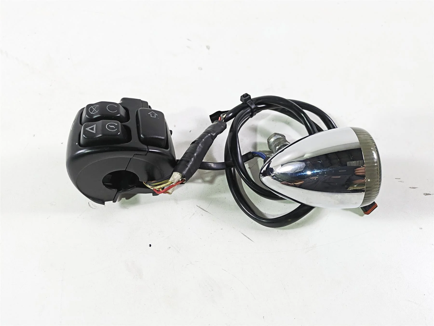 2017 Harley Dyna FXDB Street Bob Right Control Switch & Blinker -READ 71500360 - Image 5