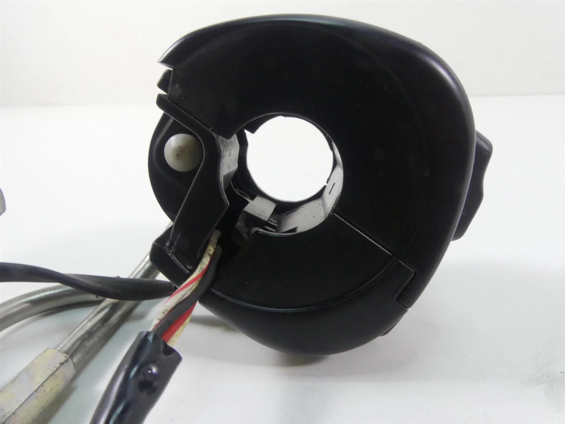 2017 Harley Dyna FXDB Street Bob Right Hand Control Switch & Blinker 71500360 - Image 6