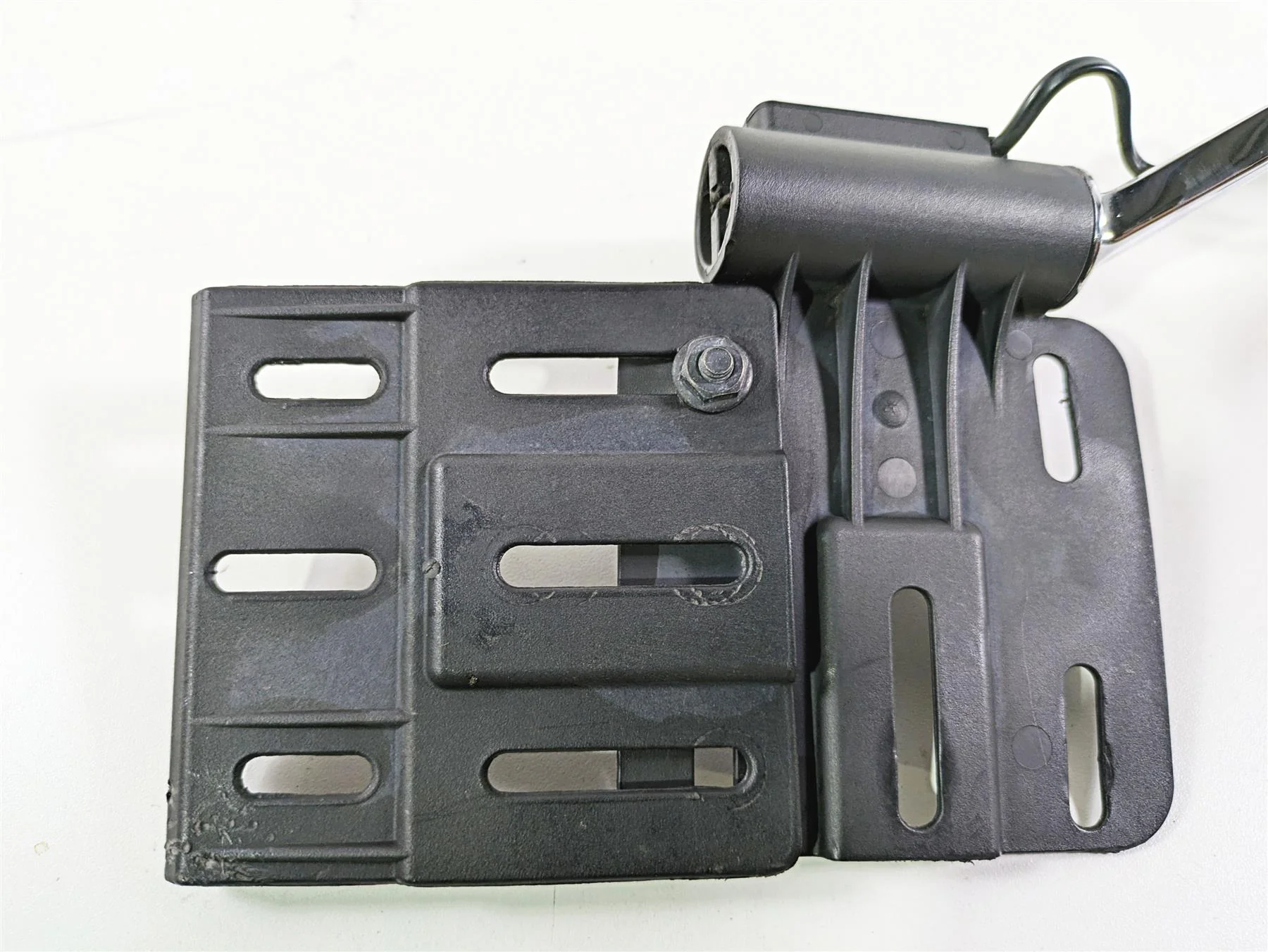 2017 Harley Dyna FXDB Street Bob Side License Plate Holder Bracket 67900121 - Image 9