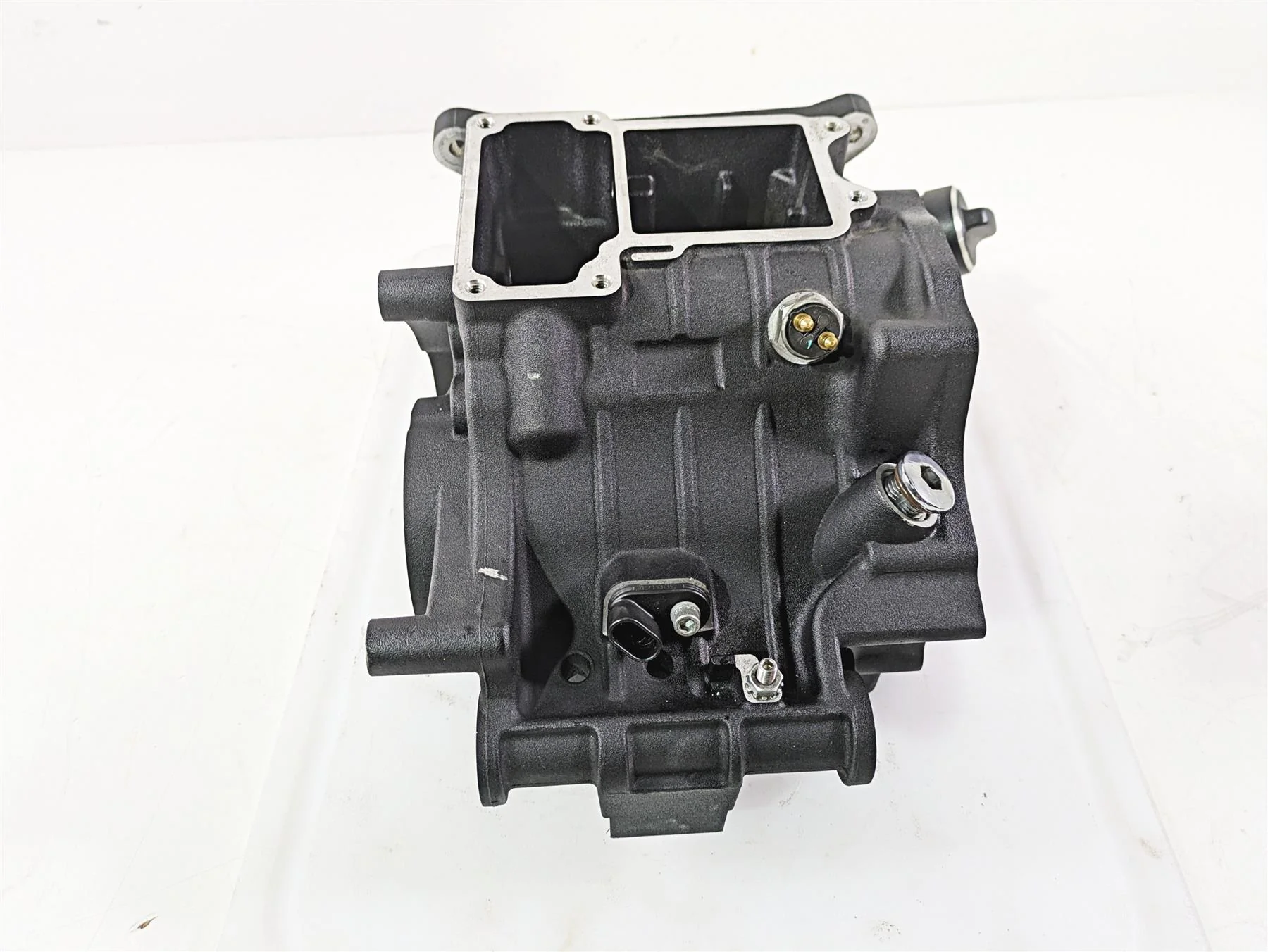 2017 Harley Dyna FXDB Street Bob Transmission Gear Case Housing 34747-06C - Image 4