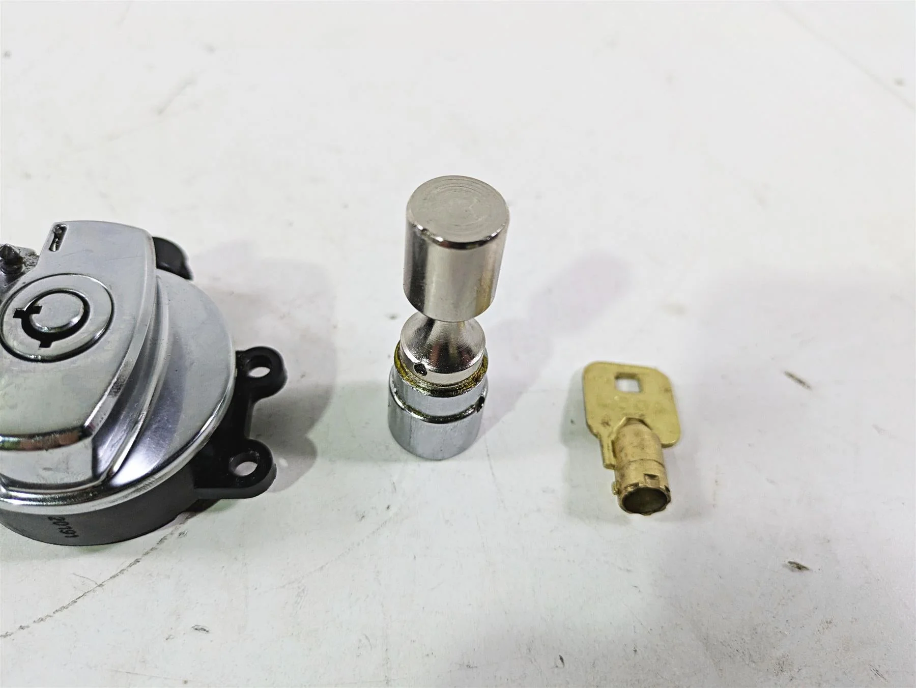 2017 Harley FLS Softail Slim Ignition Switch Key Lock Set 71400076 - Image 10