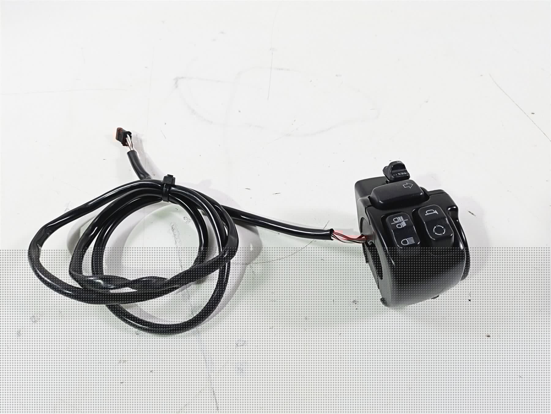 2017 Harley FLS Softail Slim Left Hand Cruise Control Switch  71500292 - Image 2