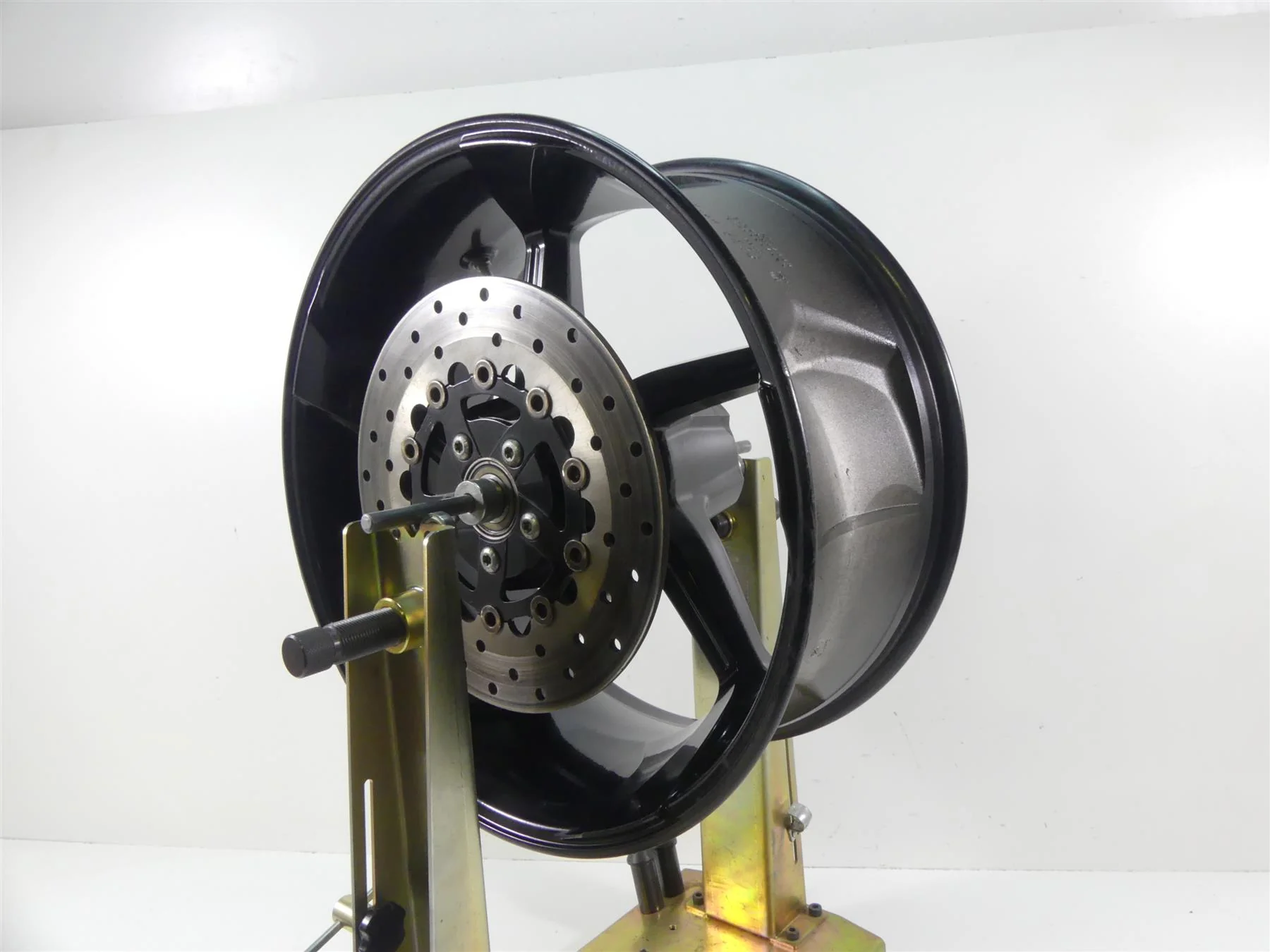 2017 Harley FXSE CVO Pro Street Breakout Rear Straight 18x8 Rim Wheel 40900483 - Image 4