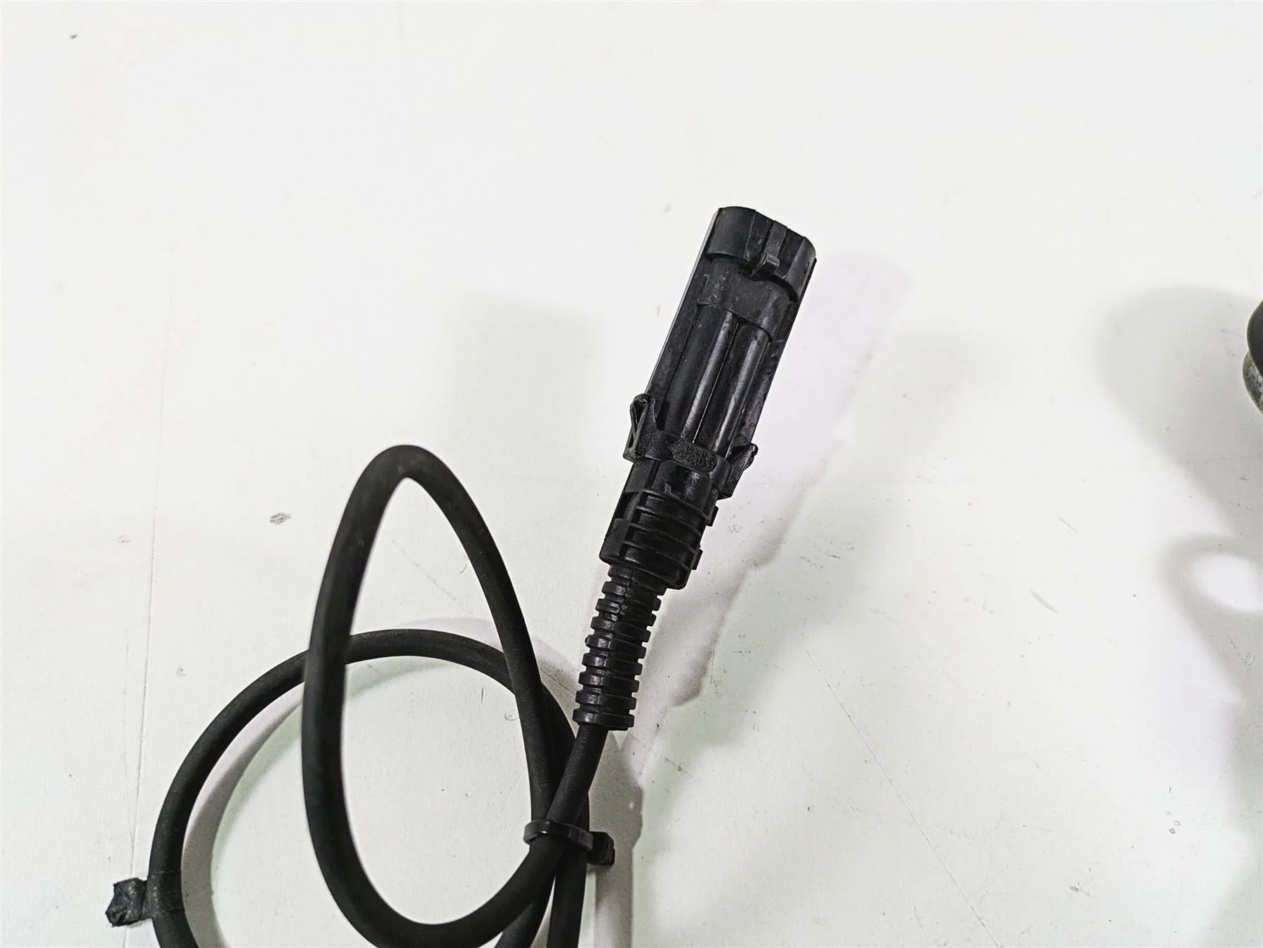 2017 Harley Touring FLHTKSE CVO E-Glide Abs Wheel Speed Sensors Set 32700015 - Image 12