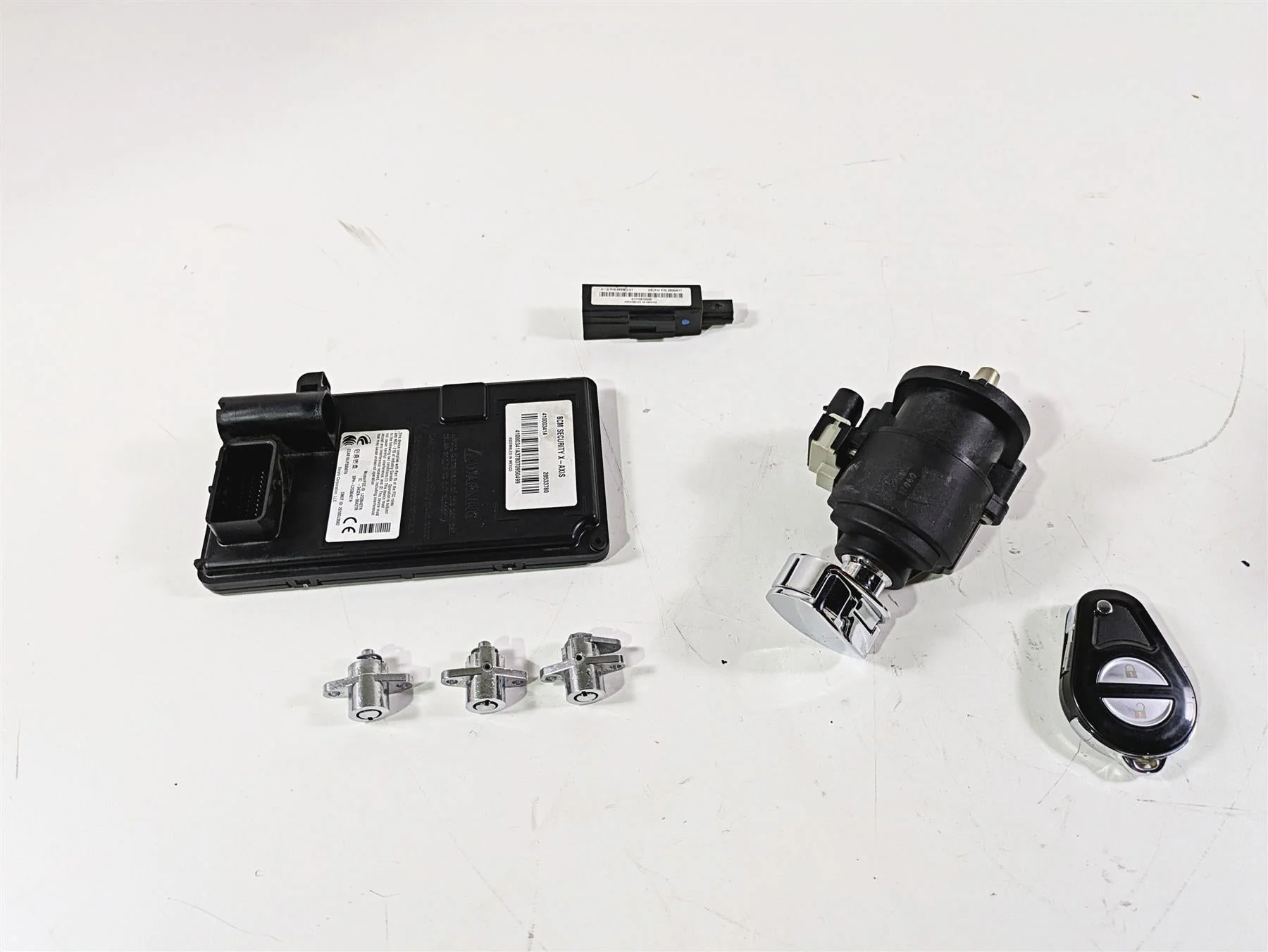 2017 Harley Touring FLHTKSE CVO E-Glide Bcm Ignition Switch Key Set 71400090B