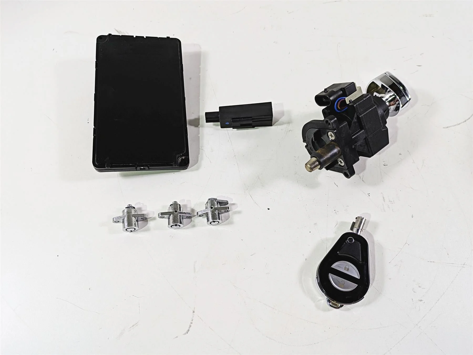 2017 Harley Touring FLHTKSE CVO E-Glide Bcm Ignition Switch Key Set 71400090B - Image 9