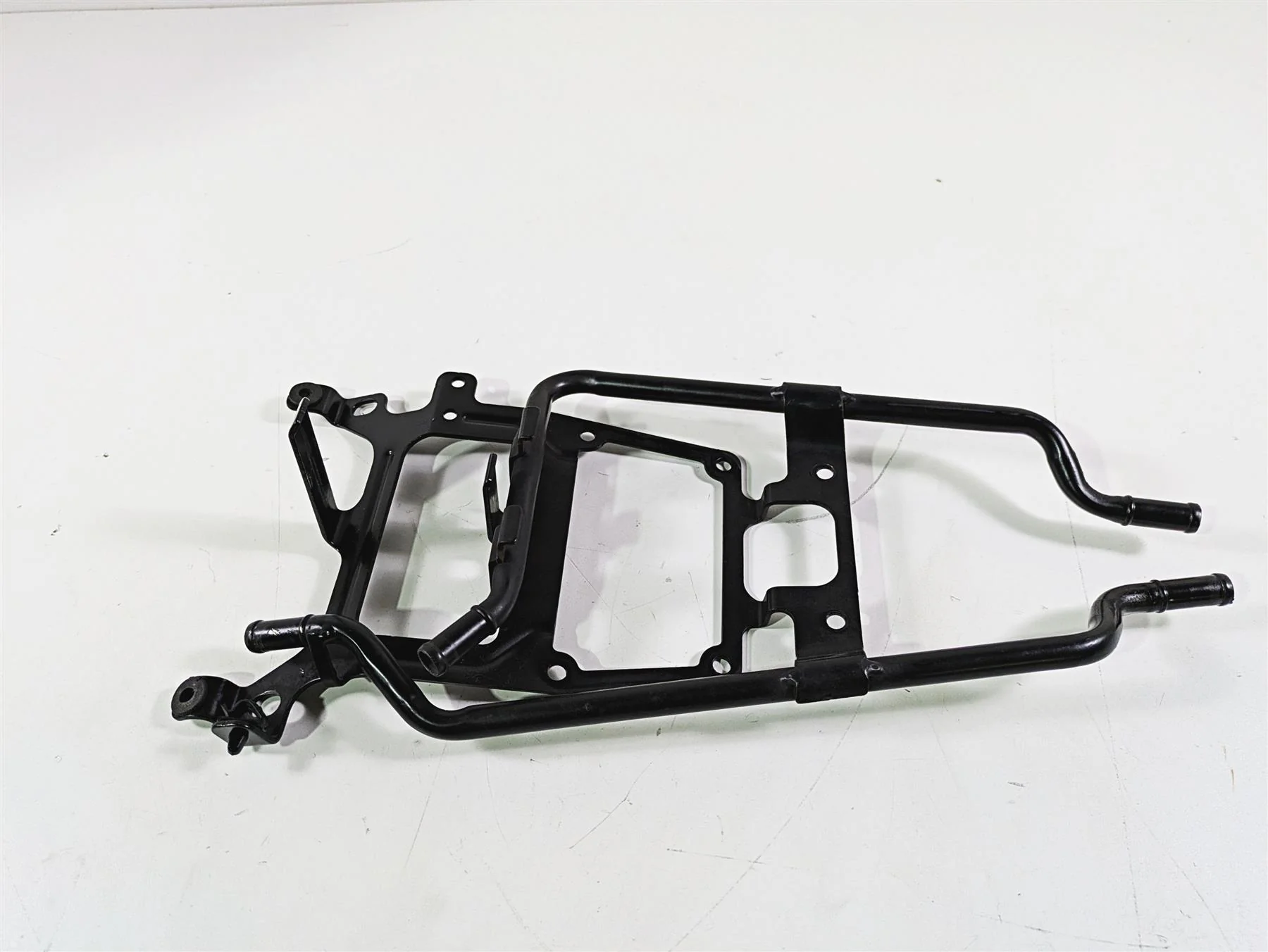 2017 Harley Touring FLHTKSE CVO E-Glide Coolant Crossover Hose Mount 12700091A - Image 2