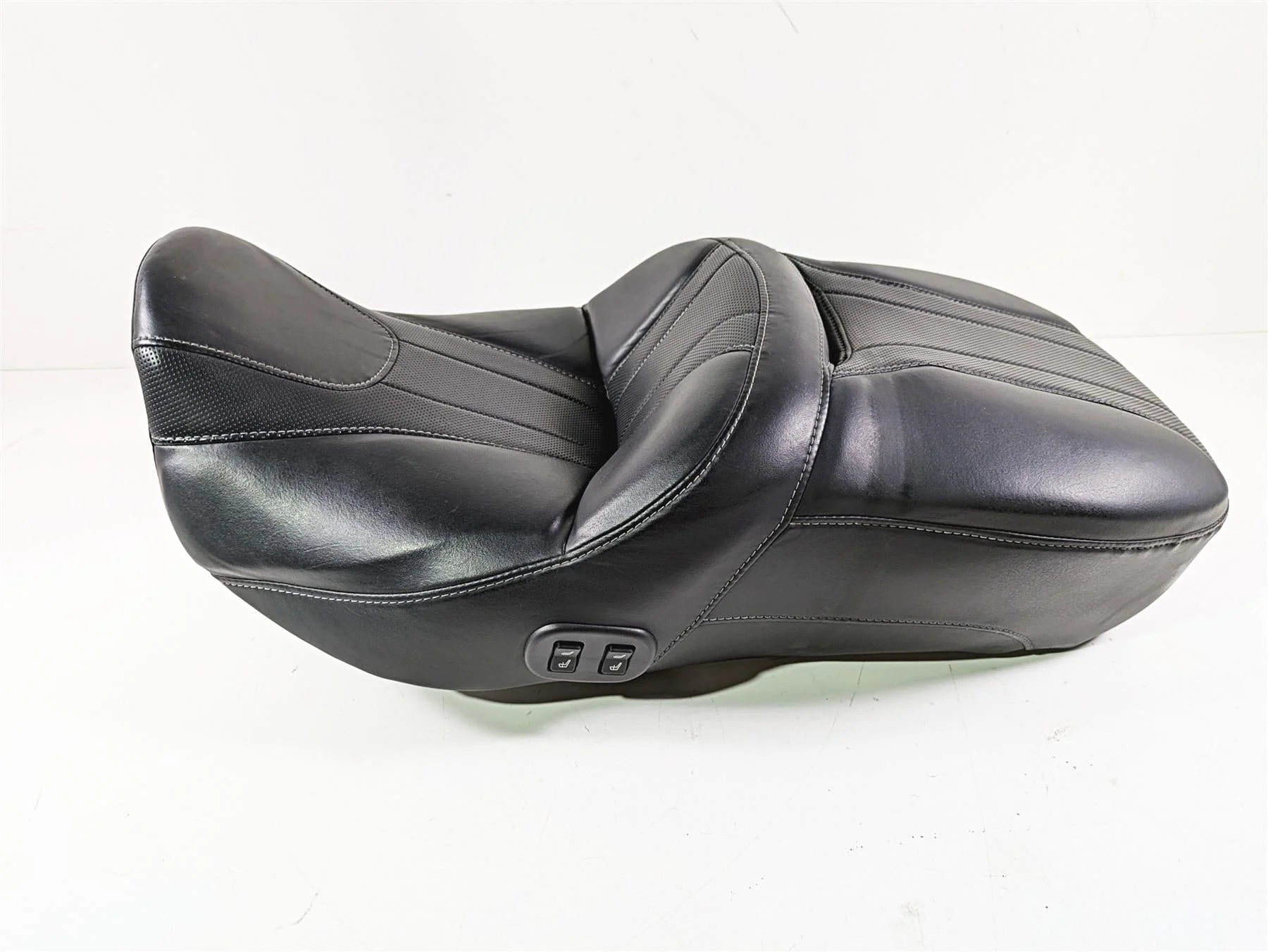 2017 Harley Touring FLHTKSE CVO E-Glide Heated Driver Seat Saddle 52000281 - Image 3