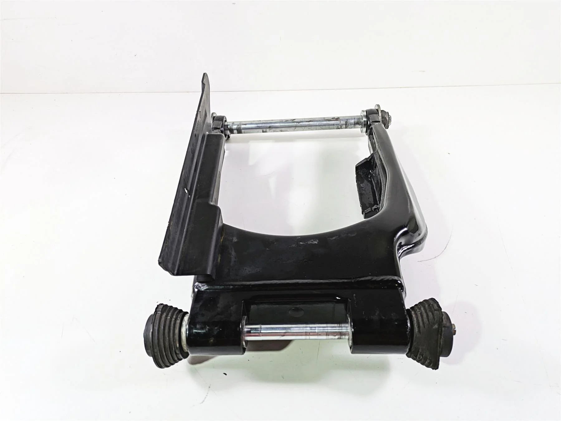 2017 Harley Touring FLHTKSE CVO E-Glide Rear Swingarm & Axle Set 47549-09A - Image 4