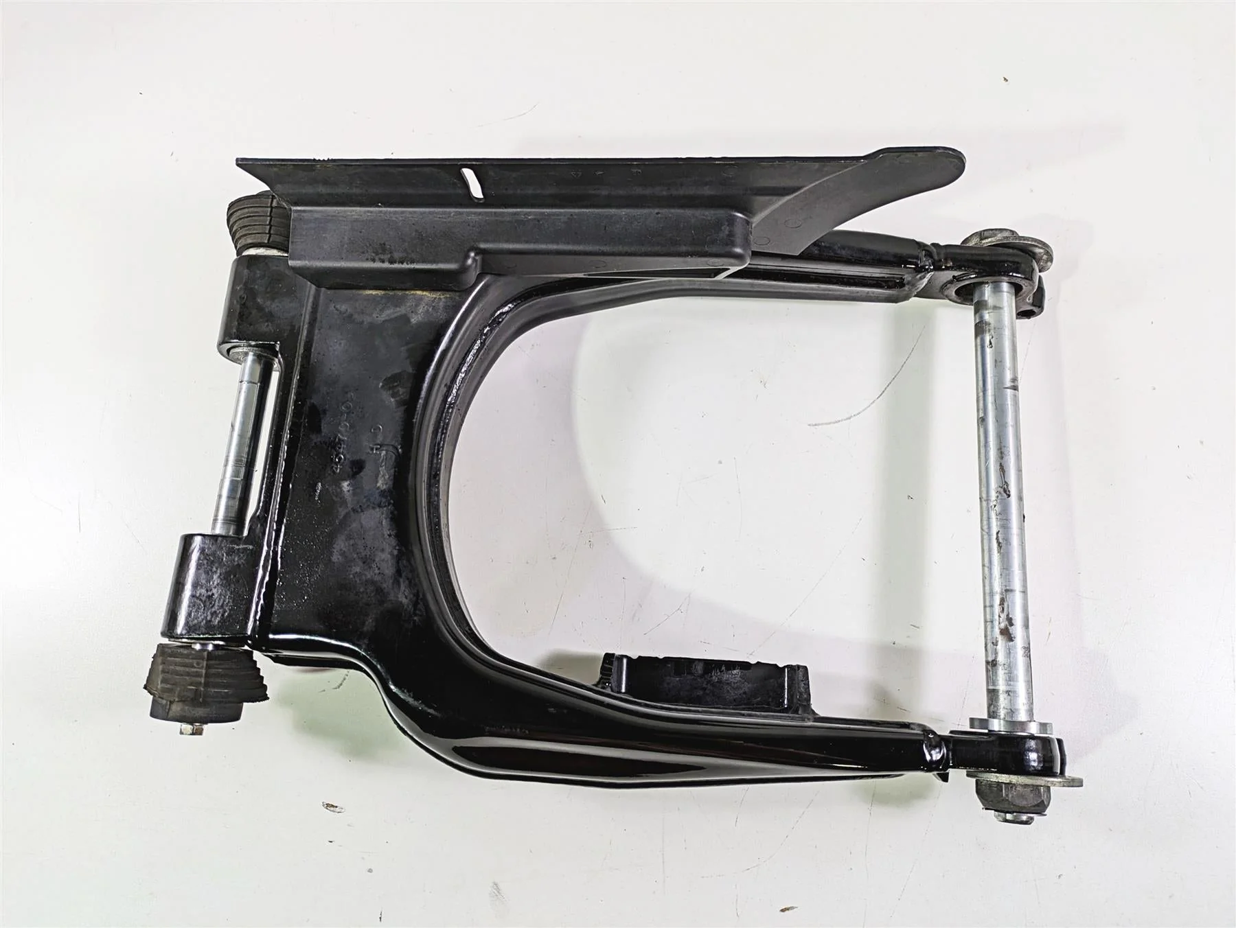 2017 Harley Touring FLHTKSE CVO E-Glide Rear Swingarm & Axle Set 47549-09A - Image 5