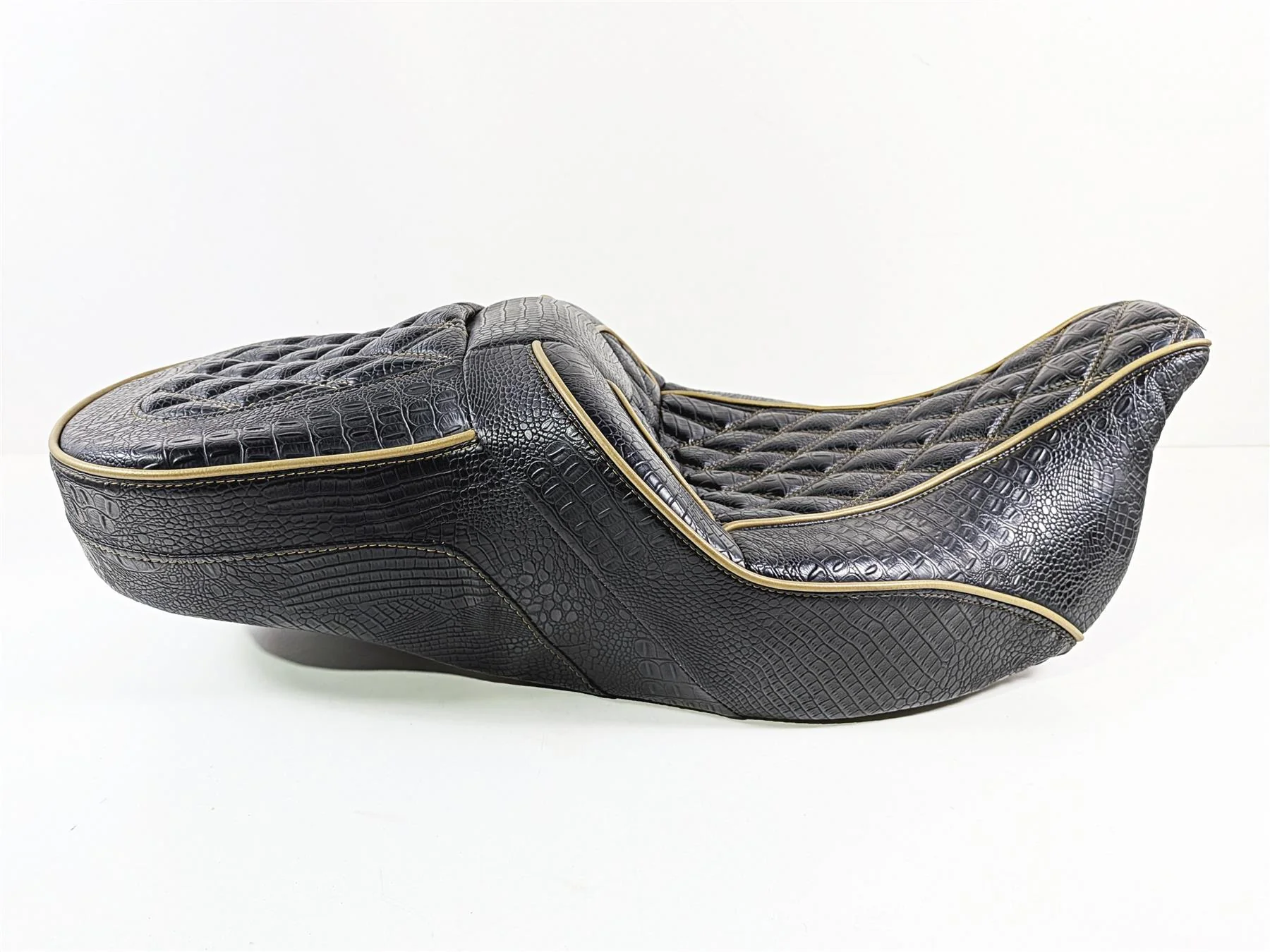 2017 Harley Touring FLHXS Street Glide Aftermarket Alligator Skin Seat Side & Fron Cover Set - Image 9