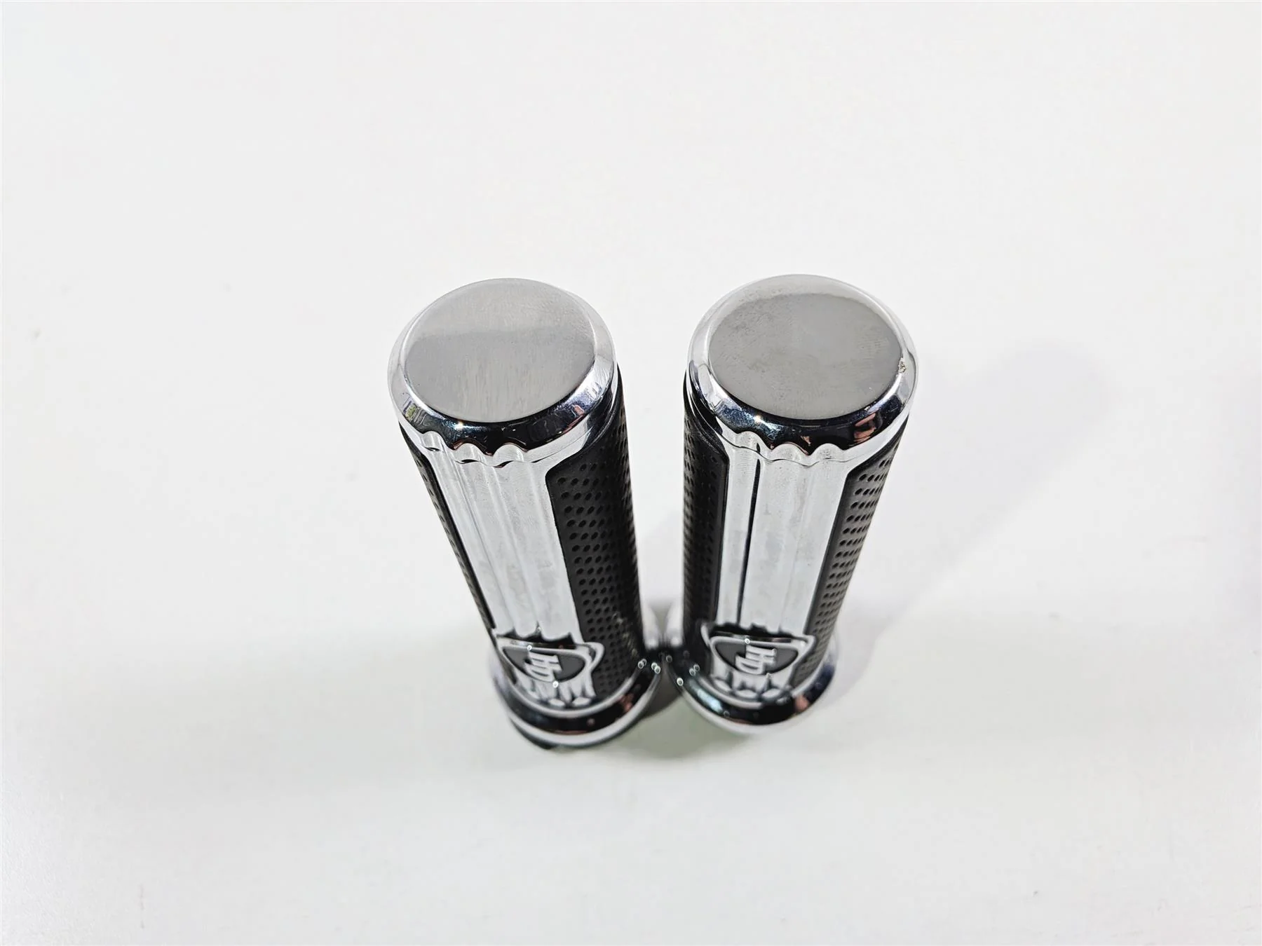 2017 Harley Touring FLHXS Street Glide Defiance Chrome Rubber Hand Grips  56100158 - Image 10