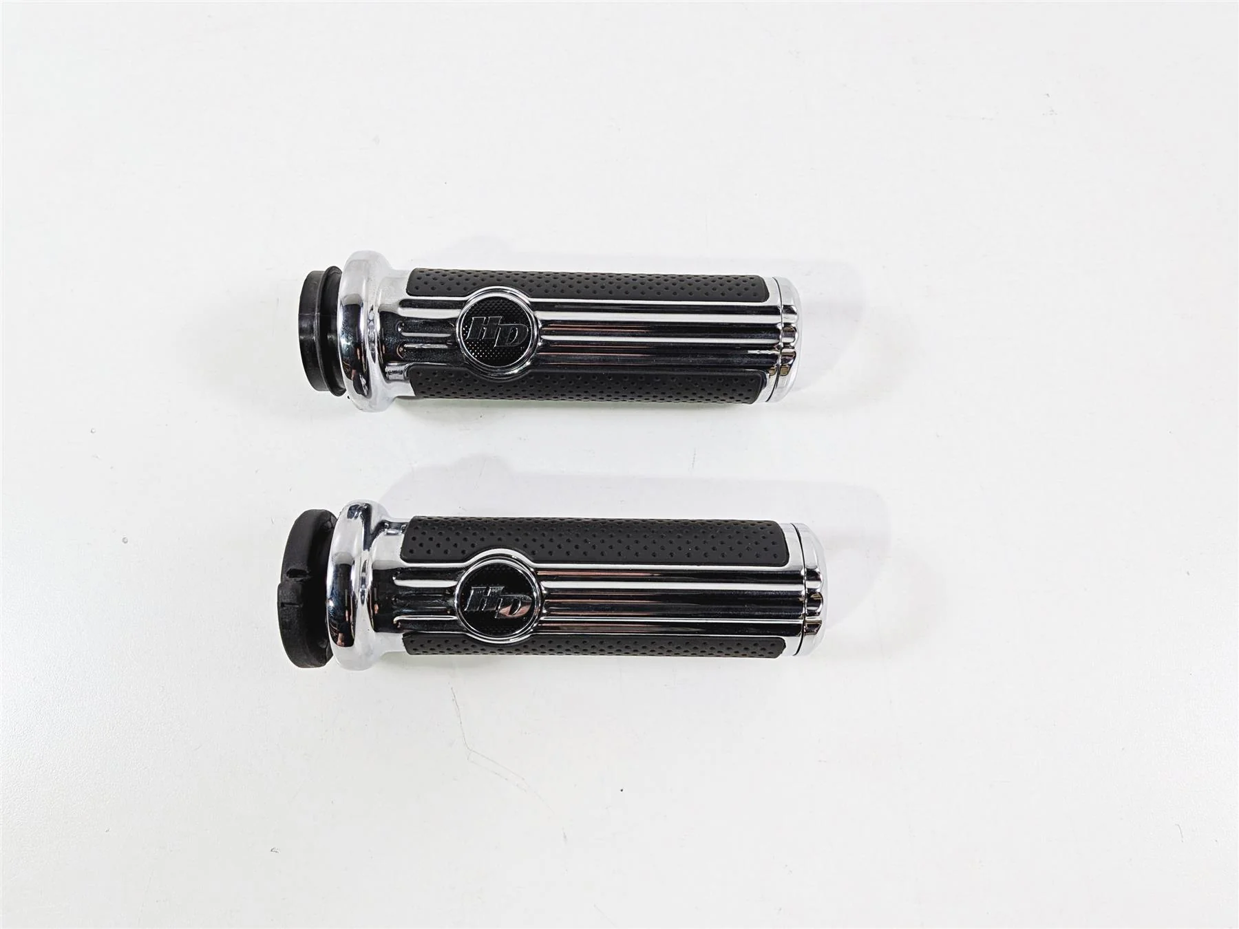 2017 Harley Touring FLHXS Street Glide Defiance Chrome Rubber Hand Grips  56100158 - Image 2