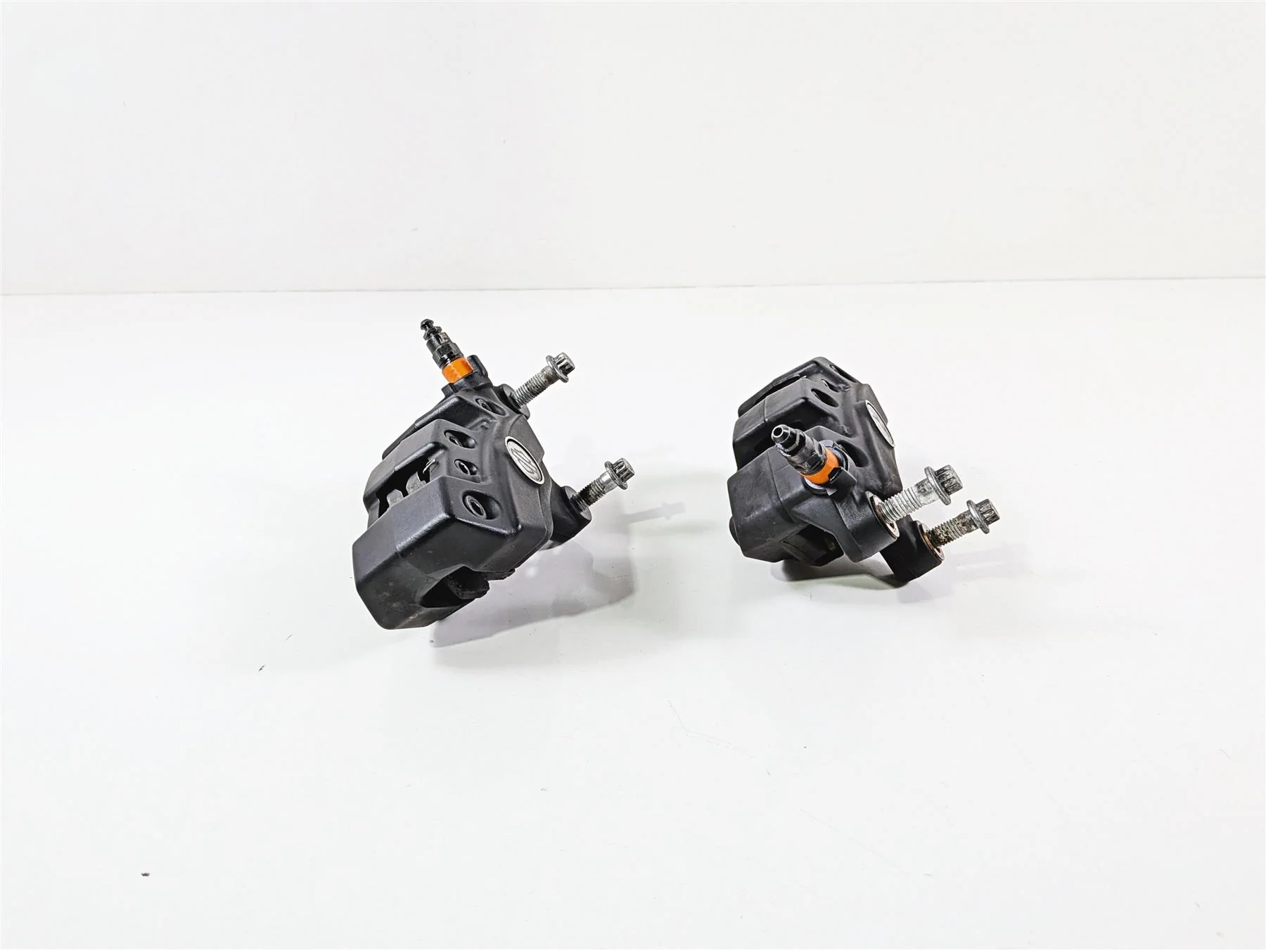 2017 Harley Touring FLHXS Street Glide Front Brake Caliper Set 43027-08 44023-08 - Image 3