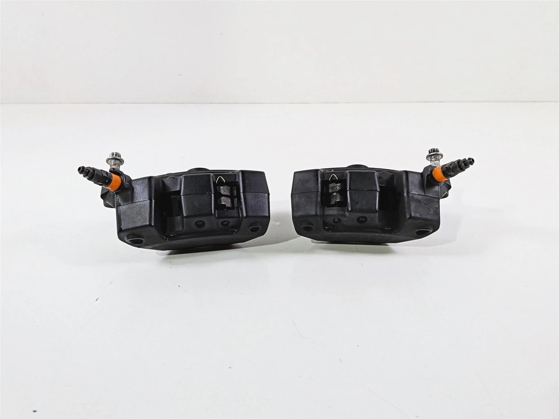 2017 Harley Touring FLHXS Street Glide Front Brake Caliper Set 43027-08 44023-08 - Image 4